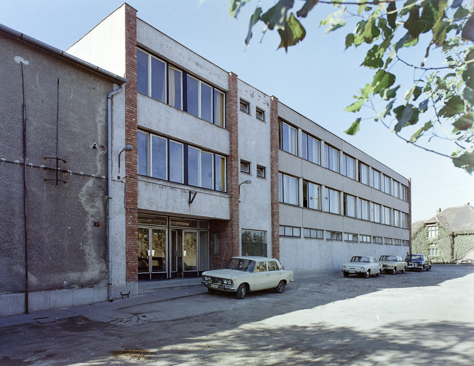 Hungary, Dunakeszi, Vasút utca 11., Gyümölcs és Főzelék Konzervgyár., 1972, FŐFOTÓ, colorful, Polski Fiat-brand, number plate, Fortepan #215573