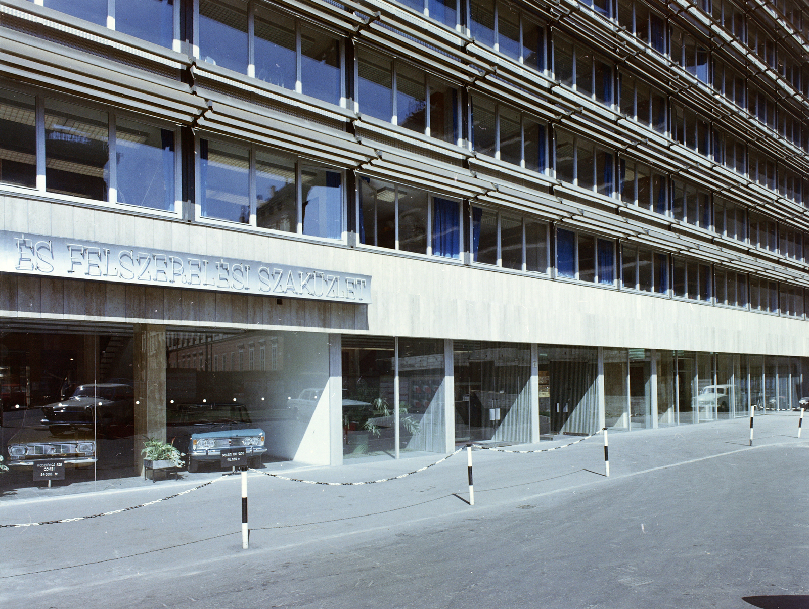 Magyarország, Budapest V., Szervita (Martinelli) téri irodaház, balra a Merkur Személygépkocsi Értékesítő Vállalat szalonja., 1972, FŐFOTÓ, Budapest, Fortepan #215574