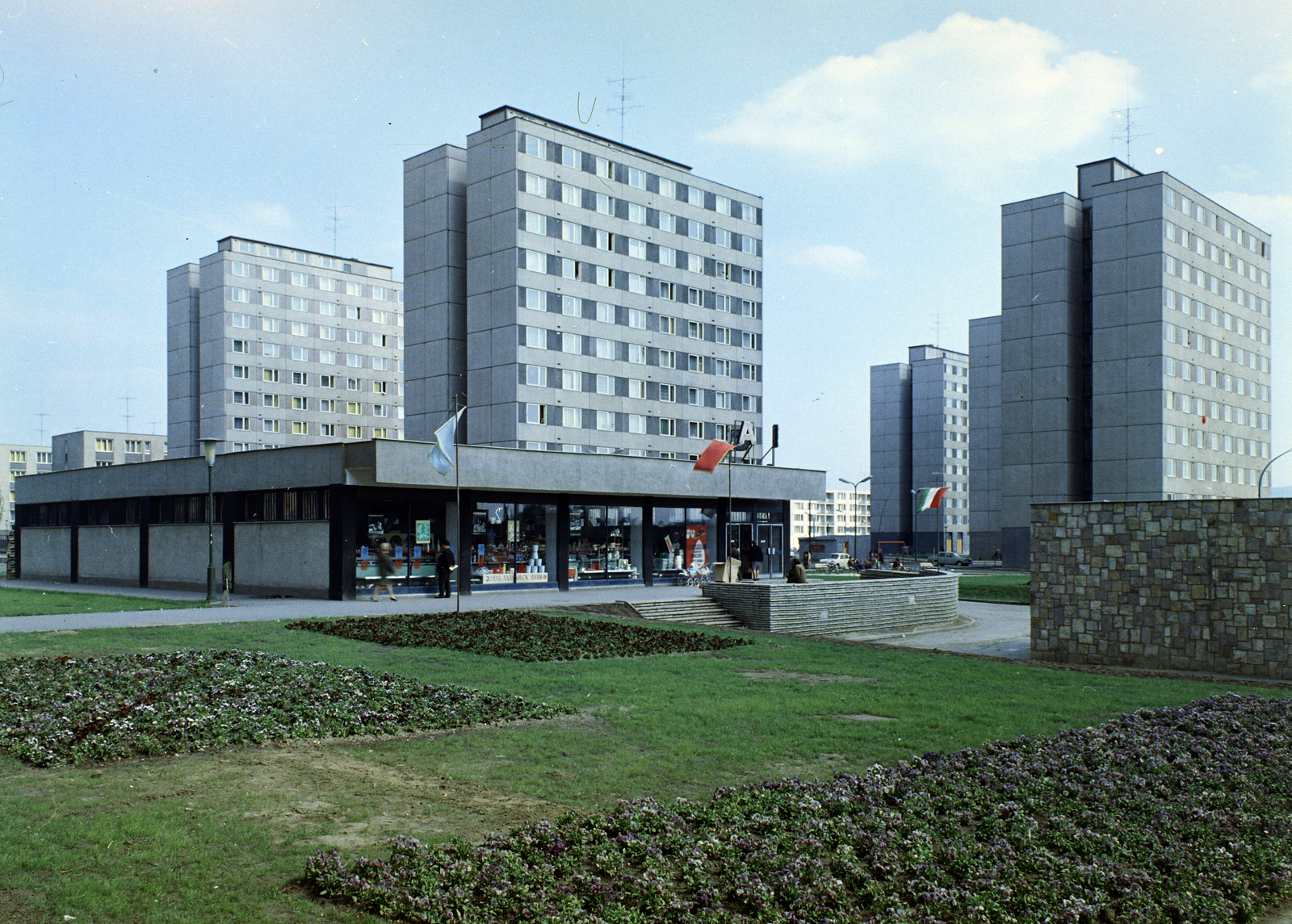 Magyarország, Tatabánya, a Köztársaság (Népköztársaság) úti ABC áruház melletti parktól az Ifjúság utcai házak felé nézve., 1971, FŐFOTÓ, Fortepan #215579