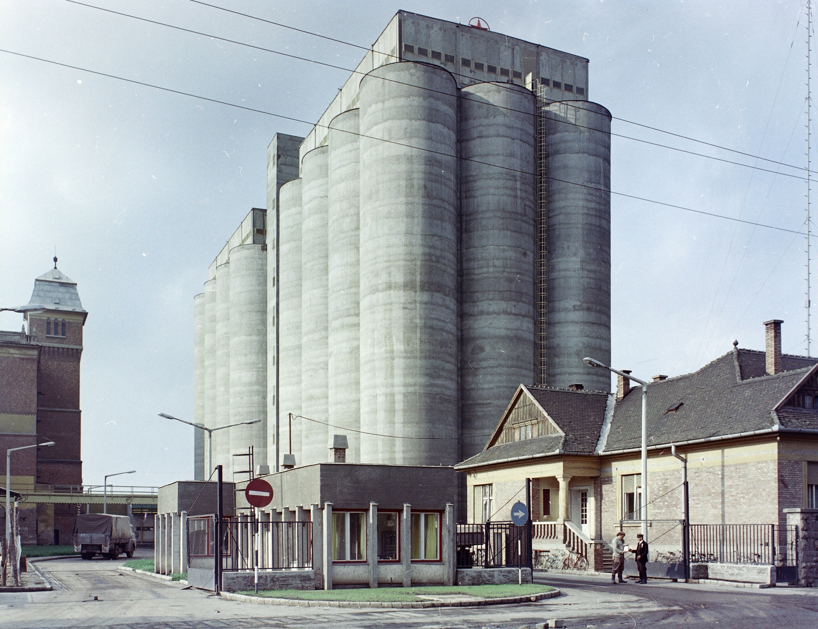 Hungary, Orosháza, Október 6. utca 26. a Kossuth Lajos utca sarkán. Orosházi Malom (egykor Tóth-malom), 2x1000 vagonos gabonasiló., 1972, FŐFOTÓ, Fortepan #215600