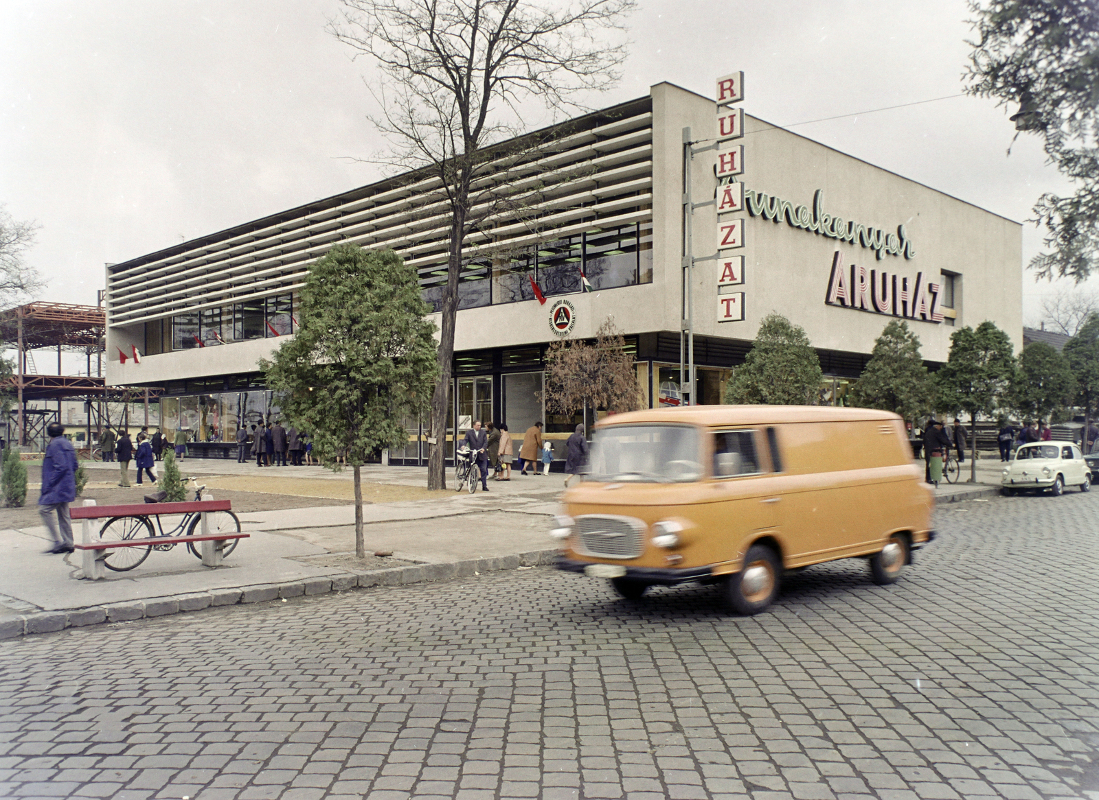 Hungary, Vác, Széchenyi utca 34., Dunakanyar Áruház., 1972, FŐFOTÓ, Barkas-brand, bicycle, Fortepan #215609