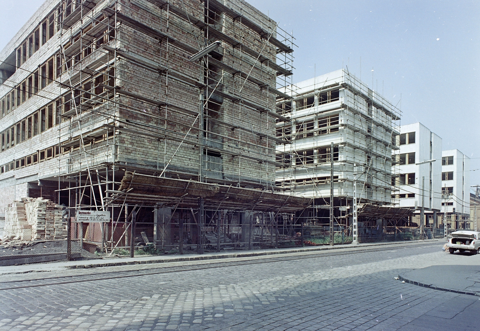 Magyarország, Budapest VII., a Bethlen Gábor utca a Marek József utca saroktól nézve, balra az Állatorvostudományi Egyetem építkezése., 1972, FŐFOTÓ, Budapest, Fortepan #215620