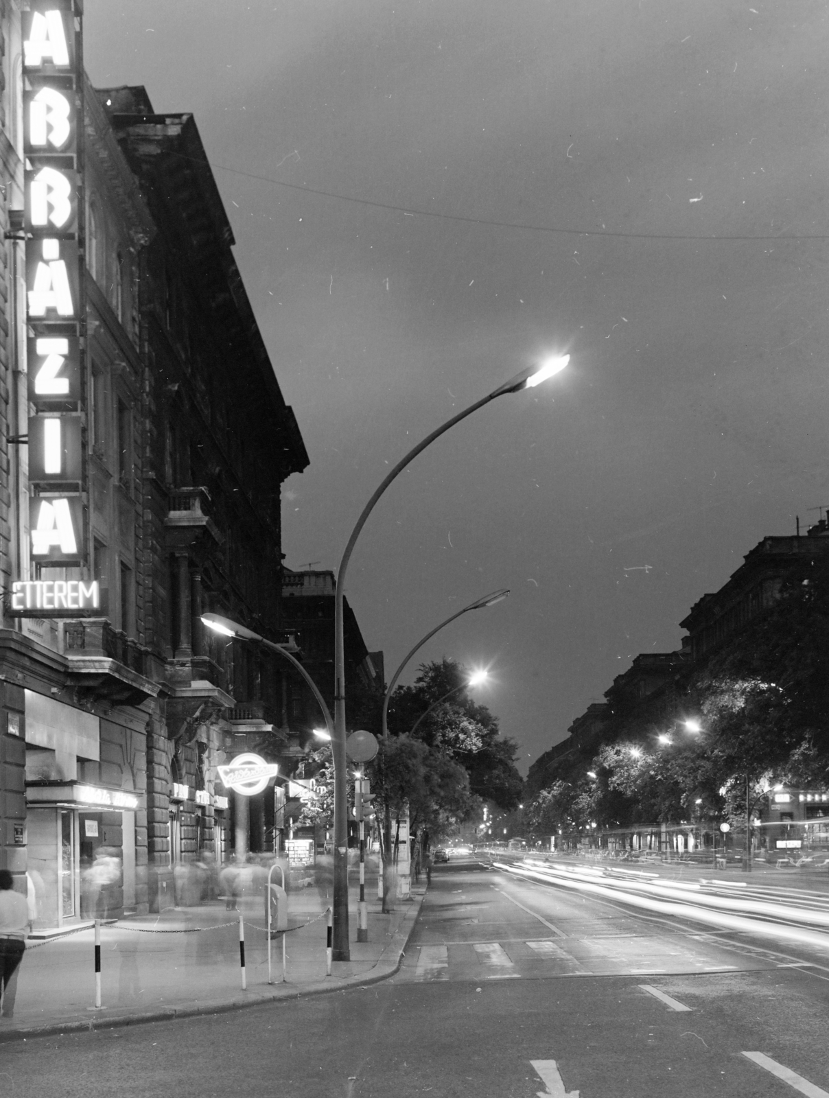 Hungary, Budapest VI., Oktogon (November 7. tér), szemben az Andrássy út (Népköztársaság útja) a Bajcsy-Zsilinszky út felé nézve., 1972, FŐFOTÓ, Budapest, crosswalk, restaurant, Fortepan #215636