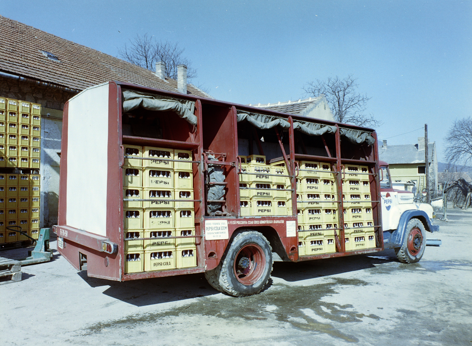 Hungary,Lake Balaton, Badacsonytomaj, Fő út 41., az Erdei Termék Vállalat Pepsi-Cola üzemének udvara., 1972, FŐFOTÓ, colorful, commercial vehicle, Csepel-brand, Csepel D450, Pepsi-brand, Fortepan #215641