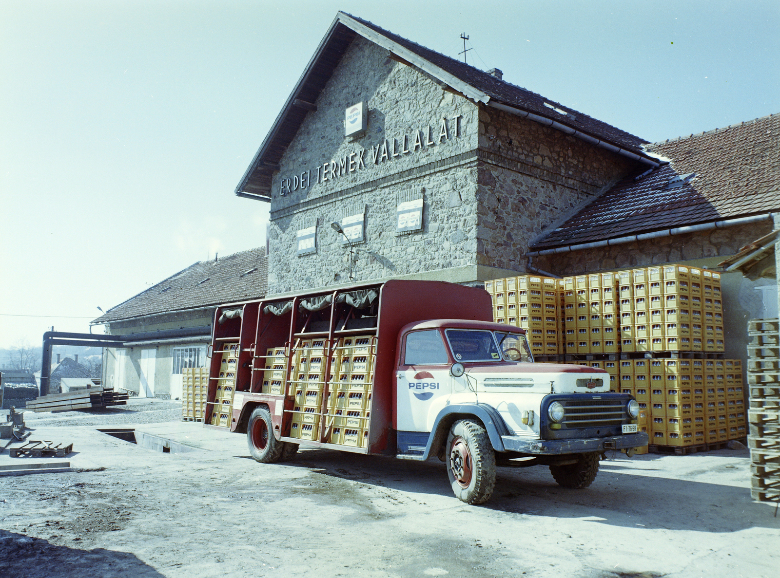 Magyarország,Balaton, Badacsonytomaj, Fő út 41., az Erdei Termék Vállalat Pepsi-Cola üzemének udvara., 1972, FŐFOTÓ, színes, teherautó, Csepel-márka, rendszám, Csepel D450, Pepsi-márka, Fortepan #215643