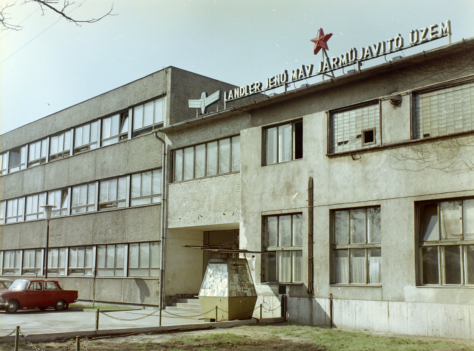 Hungary, Budapest IV., Elem utca 5-7., MÁV Istvántelki Főműhely (ekkor Landler Jenő Járműjavító Üzem)., 1972, FŐFOTÓ, Budapest, newsstand, Red Star, Hungarian Railways, Fortepan #215645