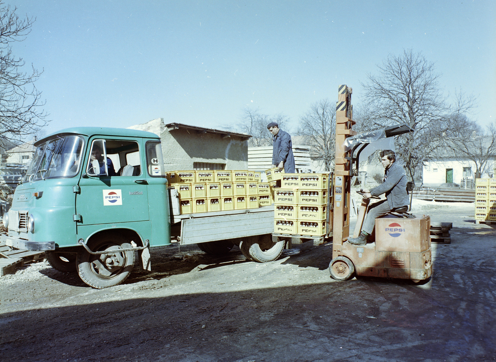 Hungary,Lake Balaton, Badacsonytomaj, Fő út 41., az Erdei Termék Vállalat Pepsi-Cola üzemének udvara., 1972, FŐFOTÓ, colorful, commercial vehicle, Robur-brand, trolley, Pepsi-brand, Fortepan #215647