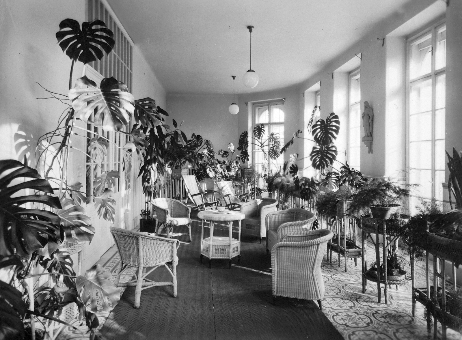 Hungary, Budapest XI., Villányi út (Szt. Imre herceg útja) 5-7. Szent Margit Gimnázium, beteglakosztály télikertje., 1935, Hegedűs Judit, light, wicker chair, high school, interior, Budapest, Fortepan #21565
