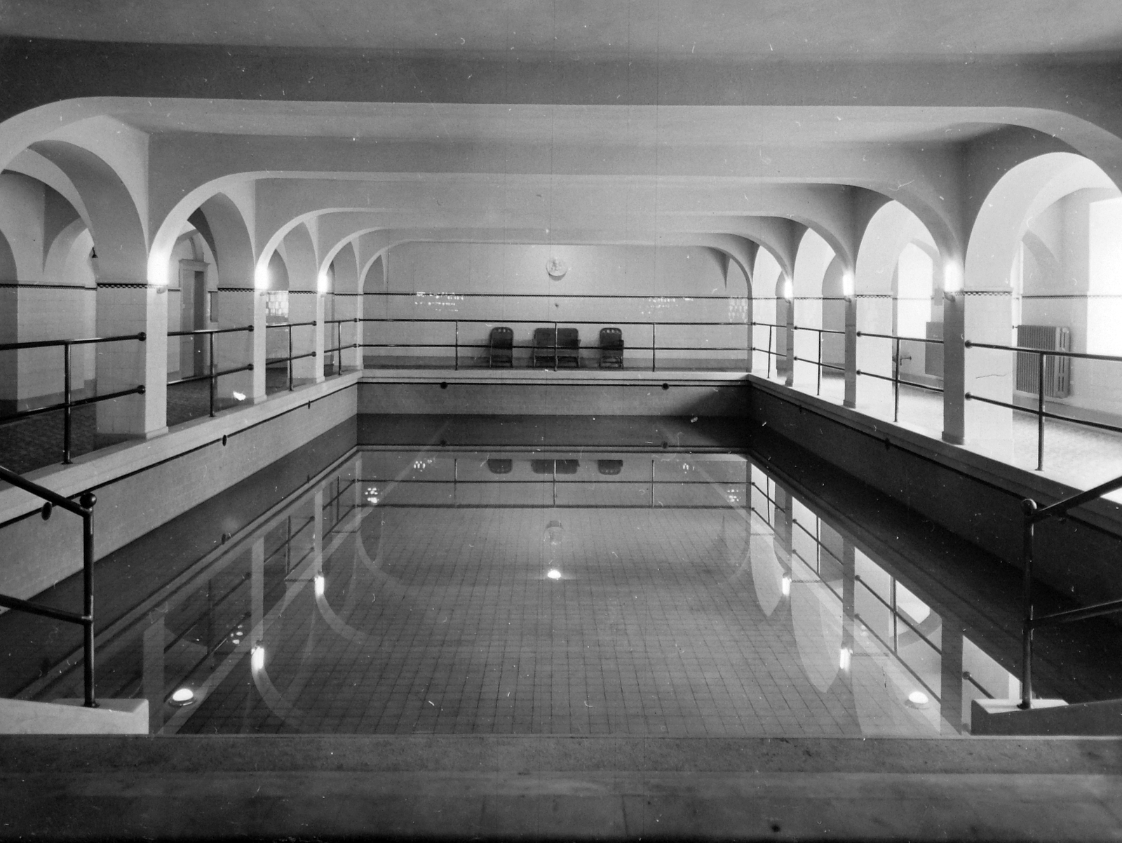 Hungary, Budapest XI., Villányi út (Szt. Imre herceg útja) 5-7. Szent Margit Gimnázium, uszoda., 1935, Hegedűs Judit, pool, swimming pool, water surface, high school, Budapest, Fortepan #21566