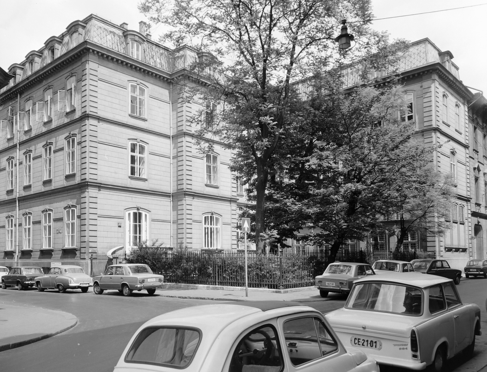 Hungary, Budapest VIII., Ötpacsirta (Dienes László) utca 4-es számú ház a Reviczky utca sarkán. Egykor gróf Pálffy Pálné palotája, később a Fővárosi Szabó Ervin Könyvtár Zenei Gyűjteménye került ide., 1973, FŐFOTÓ, Budapest, Fortepan #215673