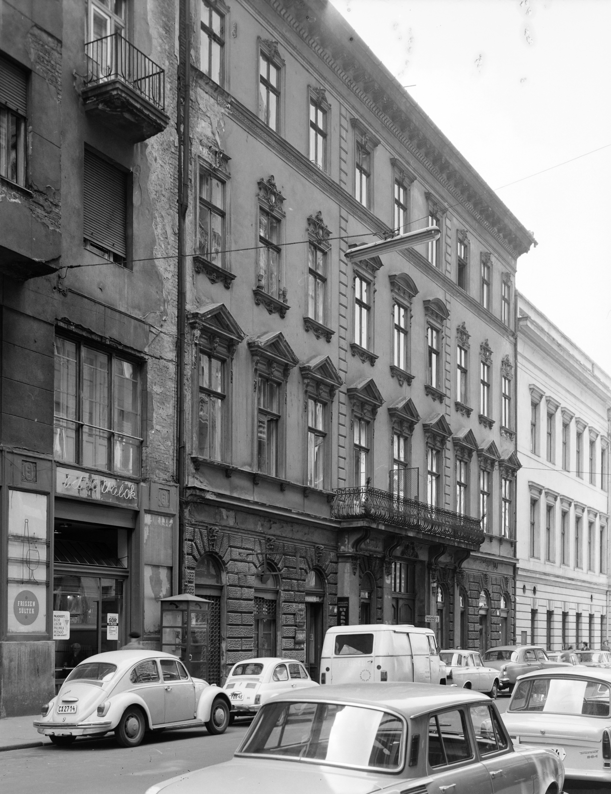 Magyarország, Budapest V., szemben középen a Zrínyi utca 9-es számú ház., 1973, FŐFOTÓ, Budapest, Volkswagen Bogár, Fortepan #215678