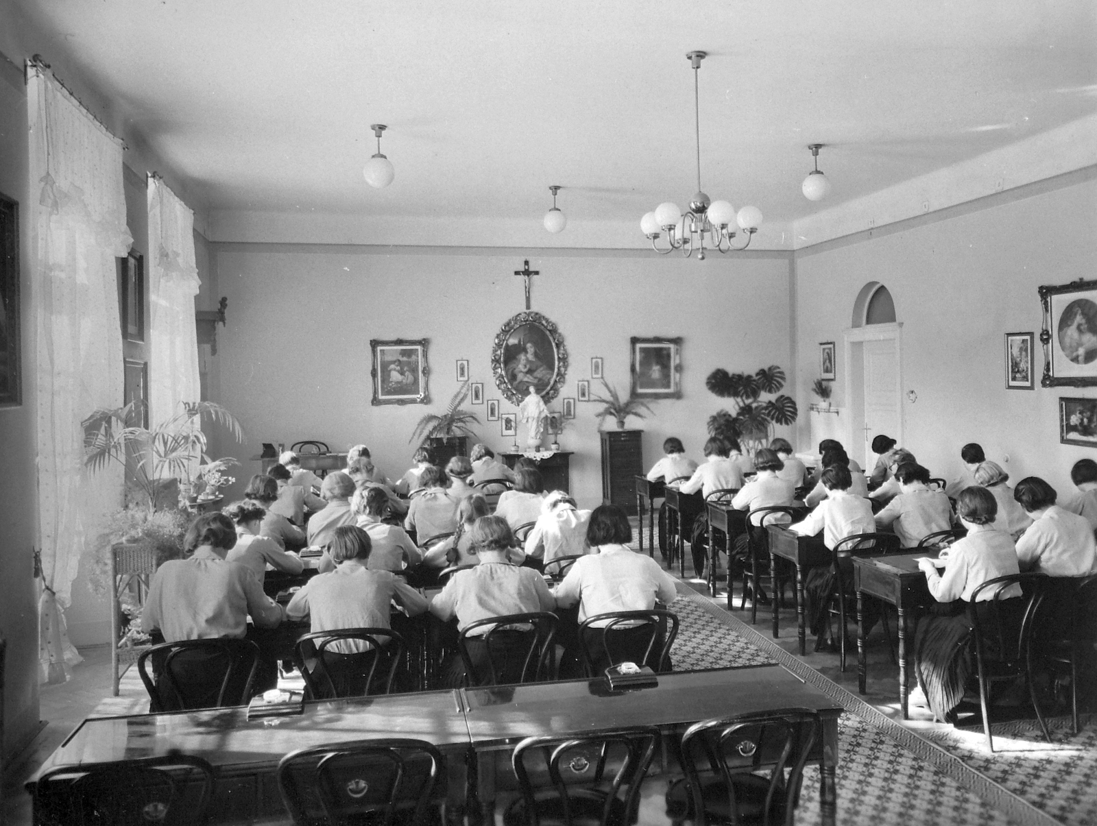 Magyarország, Budapest XI., Villányi út (Szt. Imre herceg útja) 5-7. Szent Margit Gimnázium, Bentlakó növendékek Studiuma., 1935, Hegedűs Judit, gimnázium, lányiskola, lányosztály, thonet, csillár, feszület, Budapest, Fortepan #21568