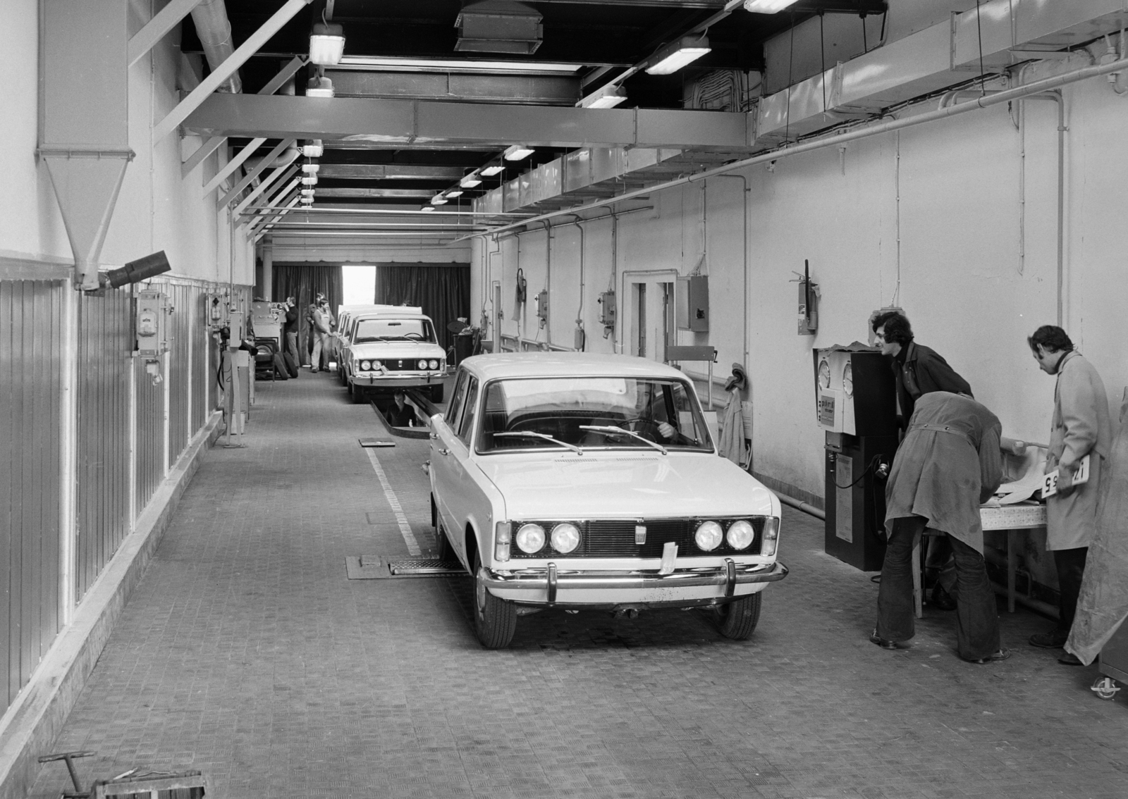 Hungary, Budapest XXI., Védgát utca 5-7., a Merkur Személygépkocsi Értékesítő Vállalat telepe, személygépkocsik átadás előtti vizsgáztatása., 1973, FŐFOTÓ, Budapest, Fortepan #215691