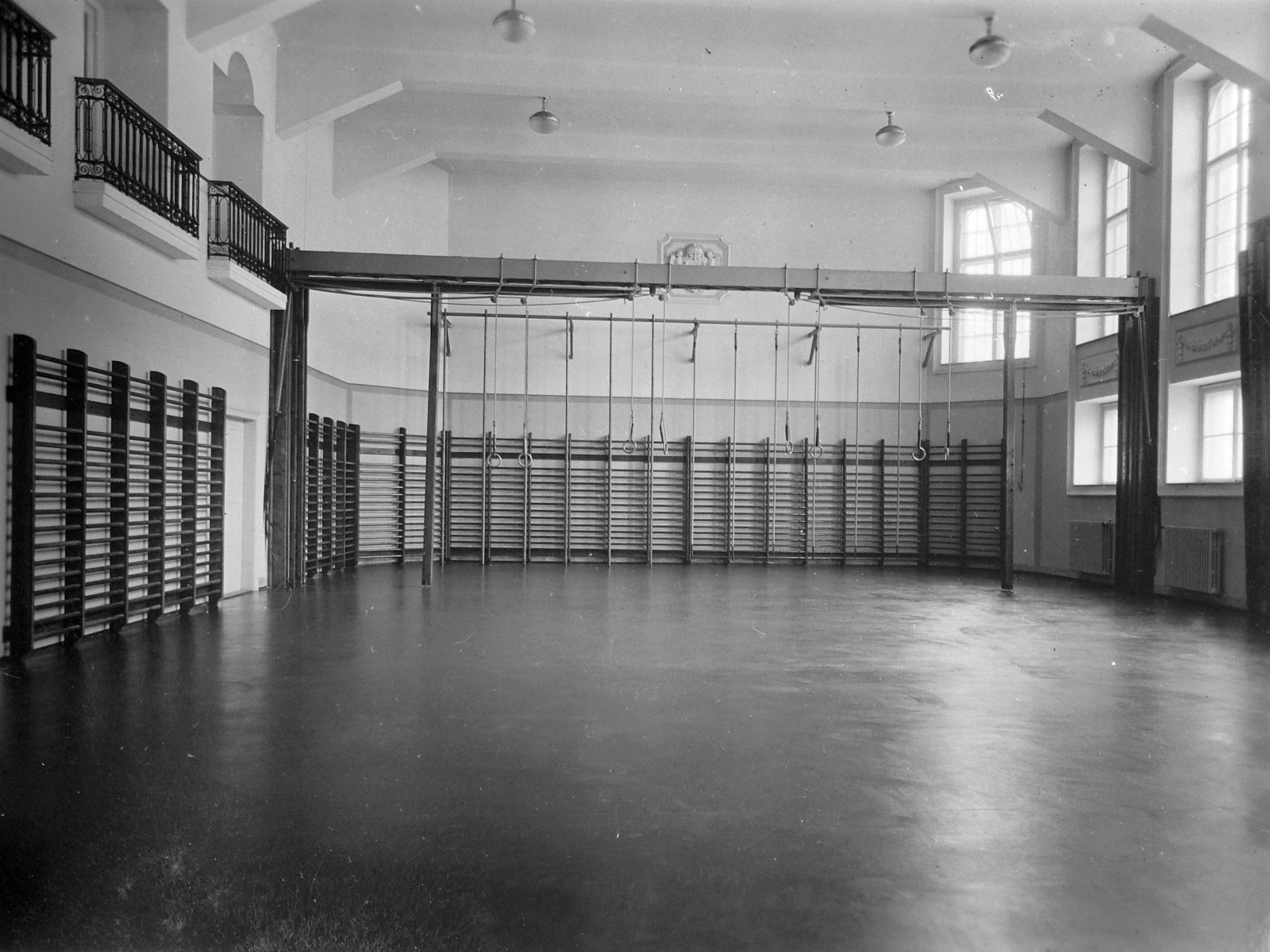 Hungary, Budapest XI., Villányi út (Szt. Imre herceg útja) 5-7. Szent Margit Gimnázium, tornaterem., 1935, Hegedűs Judit, high school, balcony, crest, exercise, gym, wall-bars, Budapest, gym, Fortepan #21570