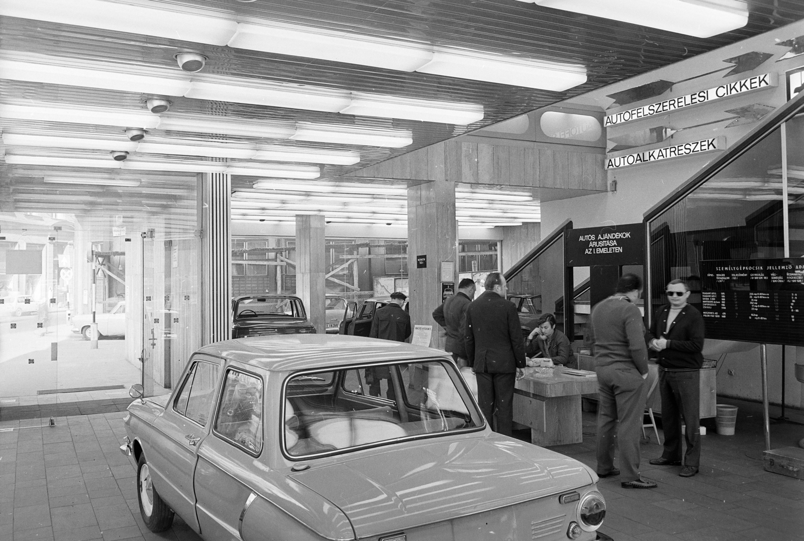 Hungary, Budapest V., Szervita (Martinelli) téri irodaház, a Merkur Személygépkocsi Értékesítő Vállalat szalonja., 1973, FŐFOTÓ, Zaporozhetz-brand, Budapest, Fortepan #215708
