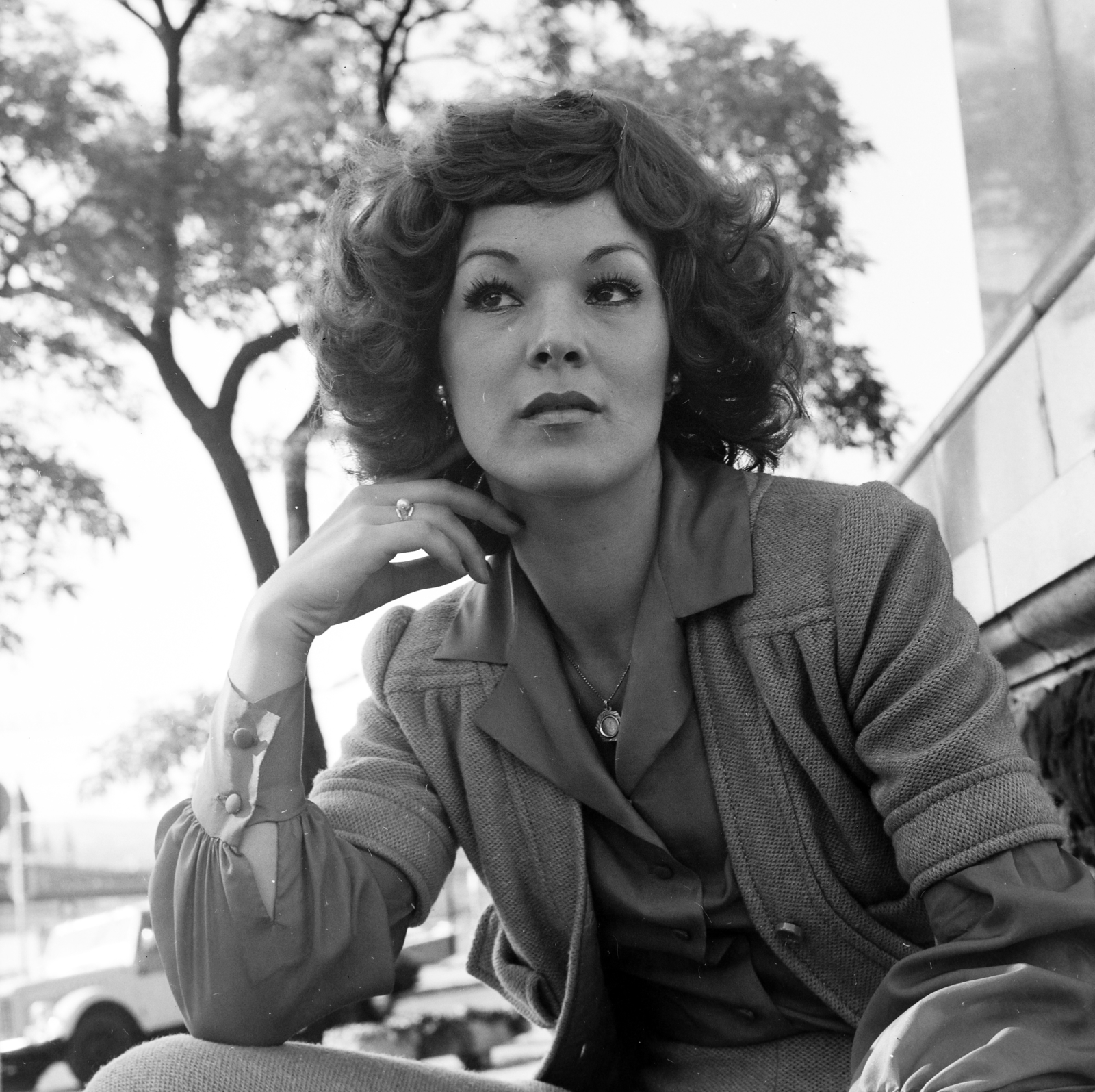 Magyarország, Budapest V., Eötvös tér. Sebestyén Mari manöken Eötvös József szobrának talapzatán ül., 1973, FŐFOTÓ, Budapest, hölgy, divatfotó, Fortepan #215709