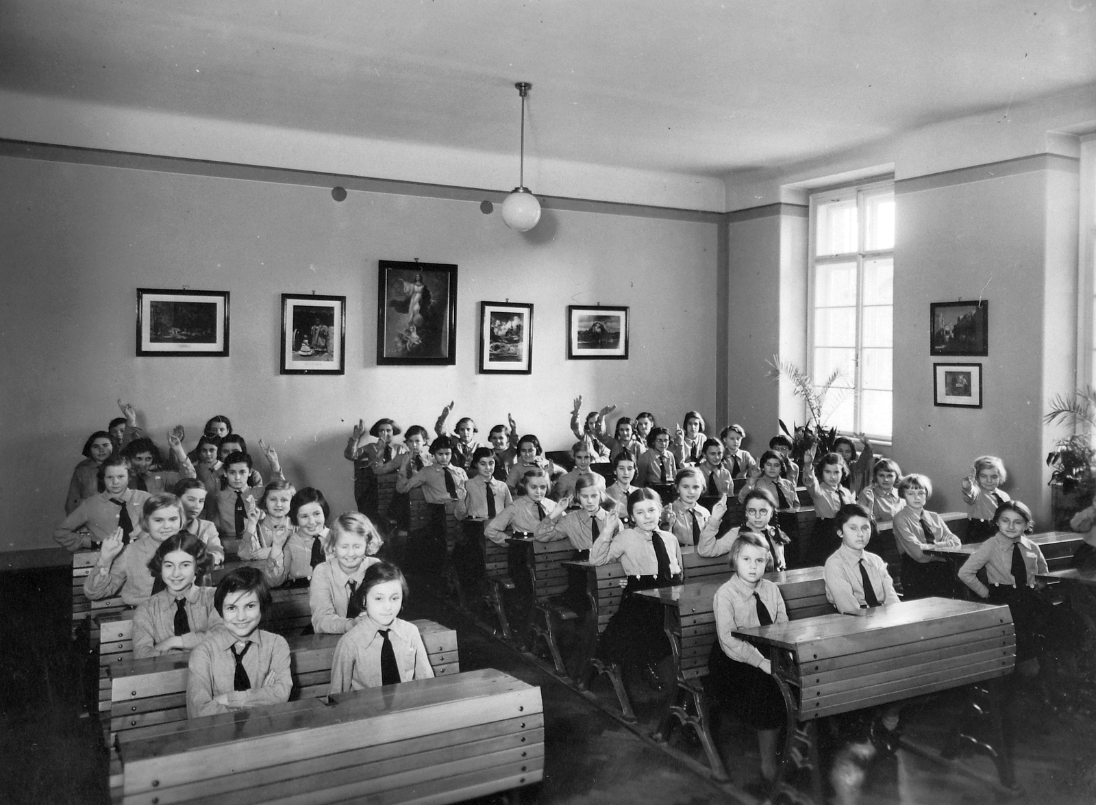 Hungary, Budapest XI., Villányi út (Szt. Imre herceg útja) 5-7. Szent Margit Gimnázium, osztályterem., 1935, Hegedűs Judit, uniform, classroom, light, high school, Girls' school, gesture, school desk, Budapest, hands up, Fortepan #21571