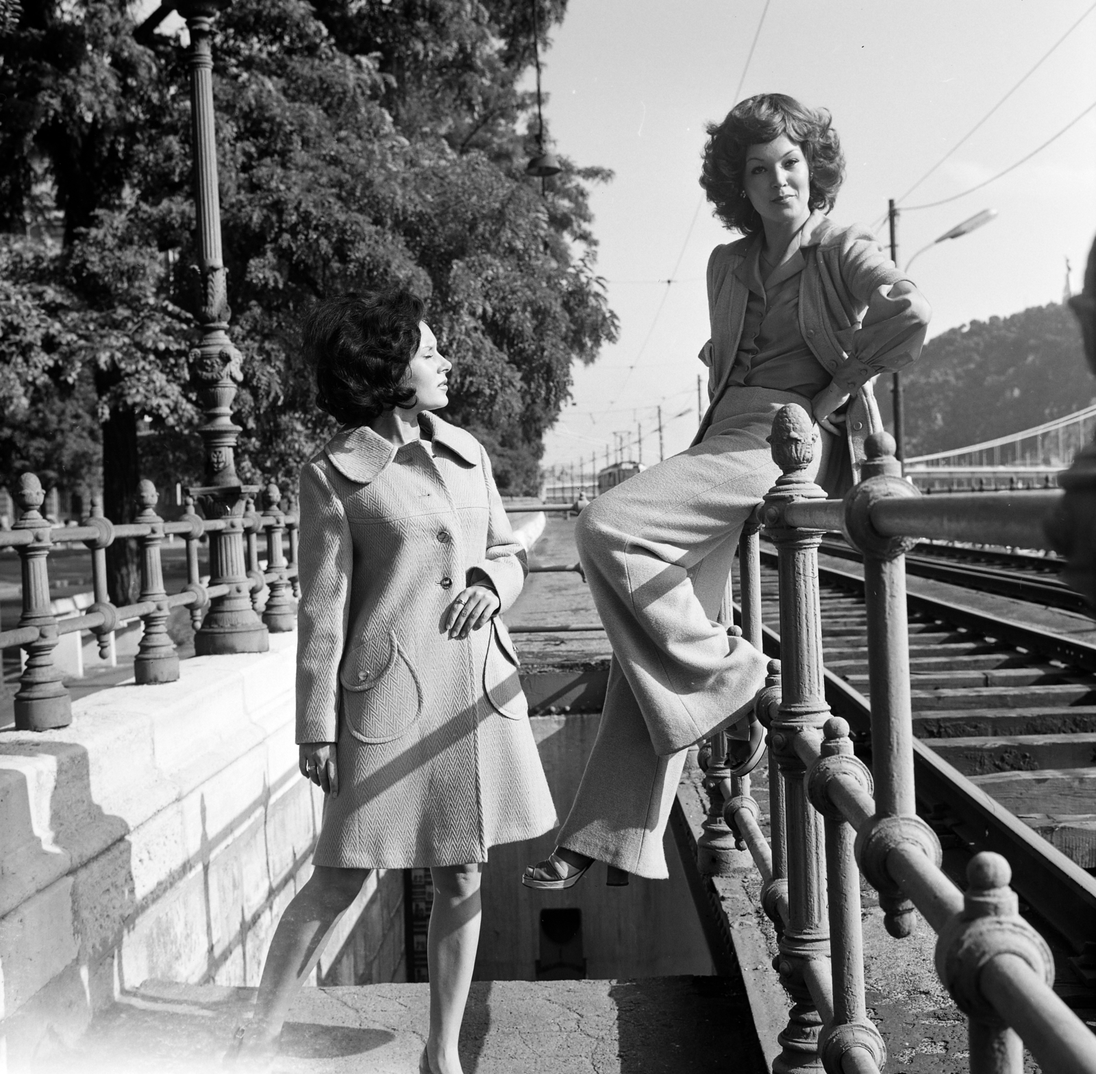 Hungary, Budapest V., Dunakorzó, átjáró a pesti alsó rakpartra a 2-es villamos pályája alatt. Jobbra Sebestyén Mari manöken., 1973, FŐFOTÓ, Budapest, fashion photo, sitting on a handrail, Fortepan #215710