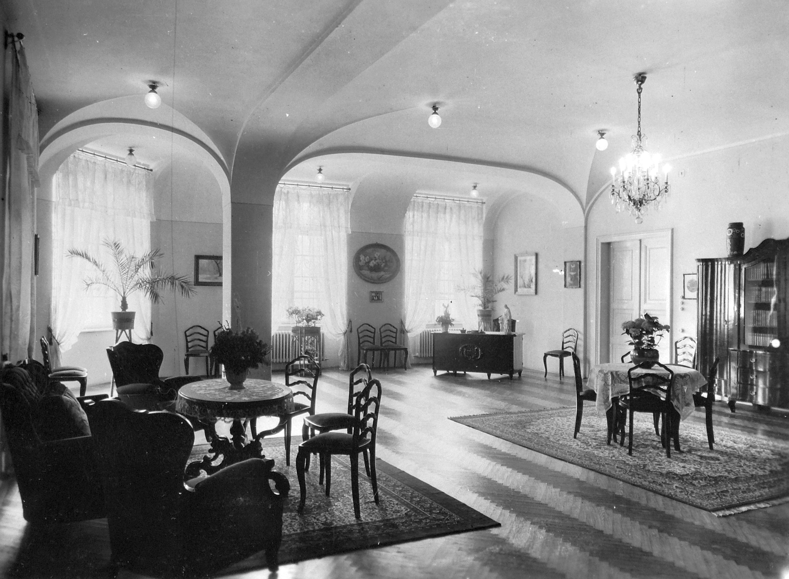 Hungary, Budapest XI., Villányi út (Szt. Imre herceg útja) 5-7. Szent Margit Gimnázium, növendékek fogadóterme., 1935, Hegedűs Judit, high school, interior, chandelier, chair, Budapest, Fortepan #21572
