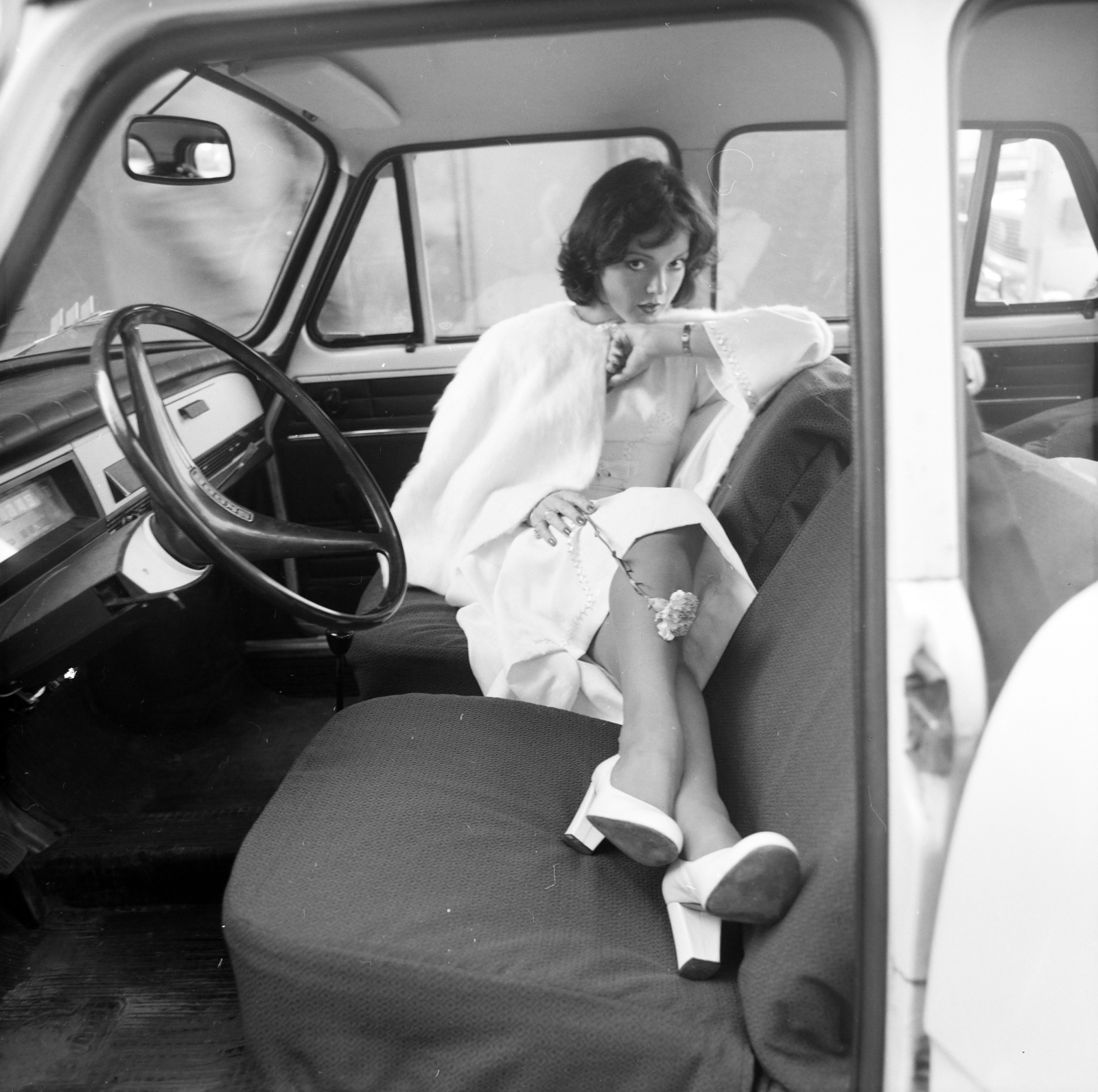 1973, FŐFOTÓ, lady, flower, vehicle interior, fashion, stretched legs, Fortepan #215724