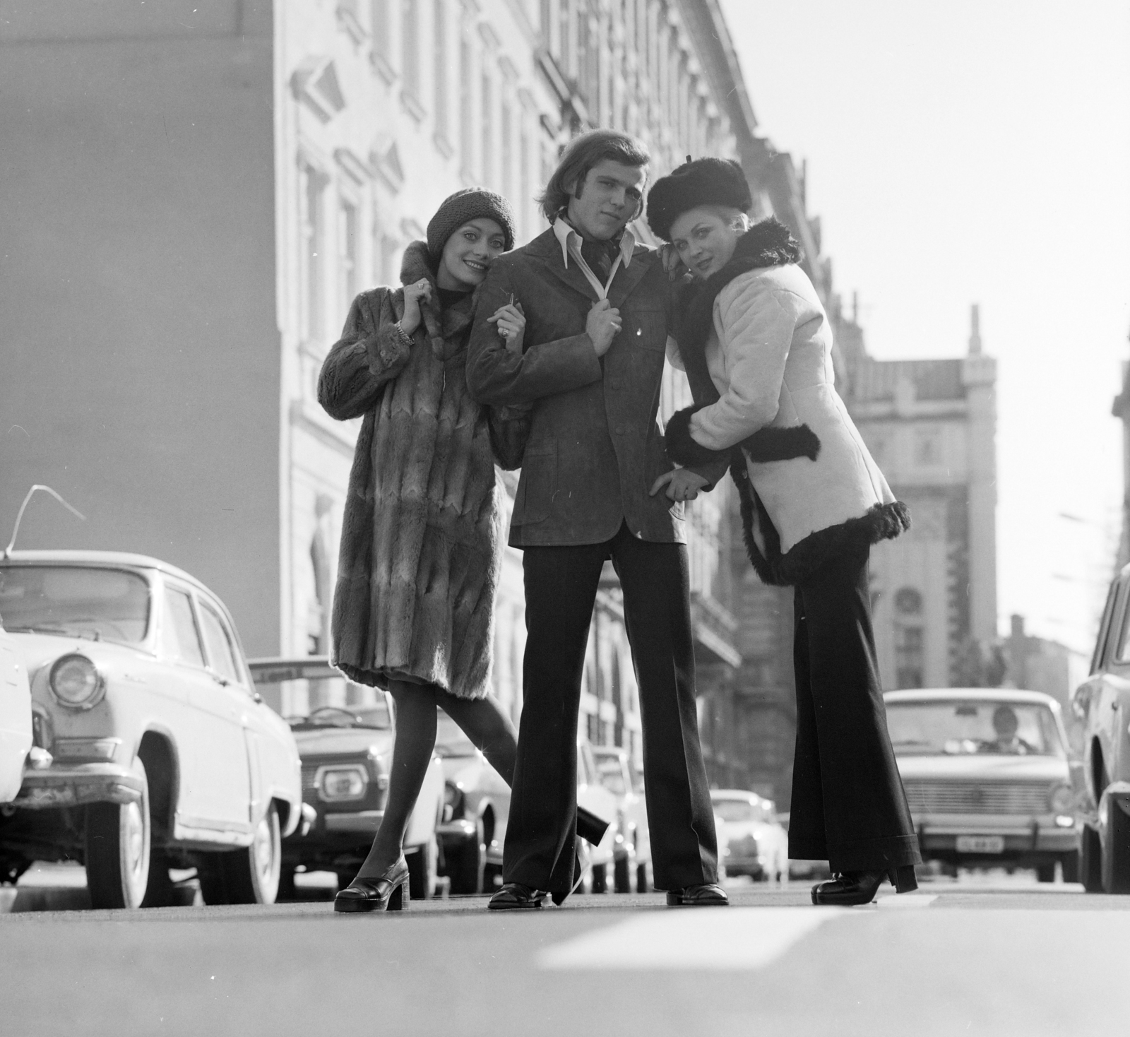 Hungary, Budapest V., Apáczai Csere János utca az Eötvös térnél, háttérben a Vigadó. Schmidt Bea, Kádi László, Bodó Sztenya manökenek., 1973, FŐFOTÓ, Budapest, Fortepan #215726