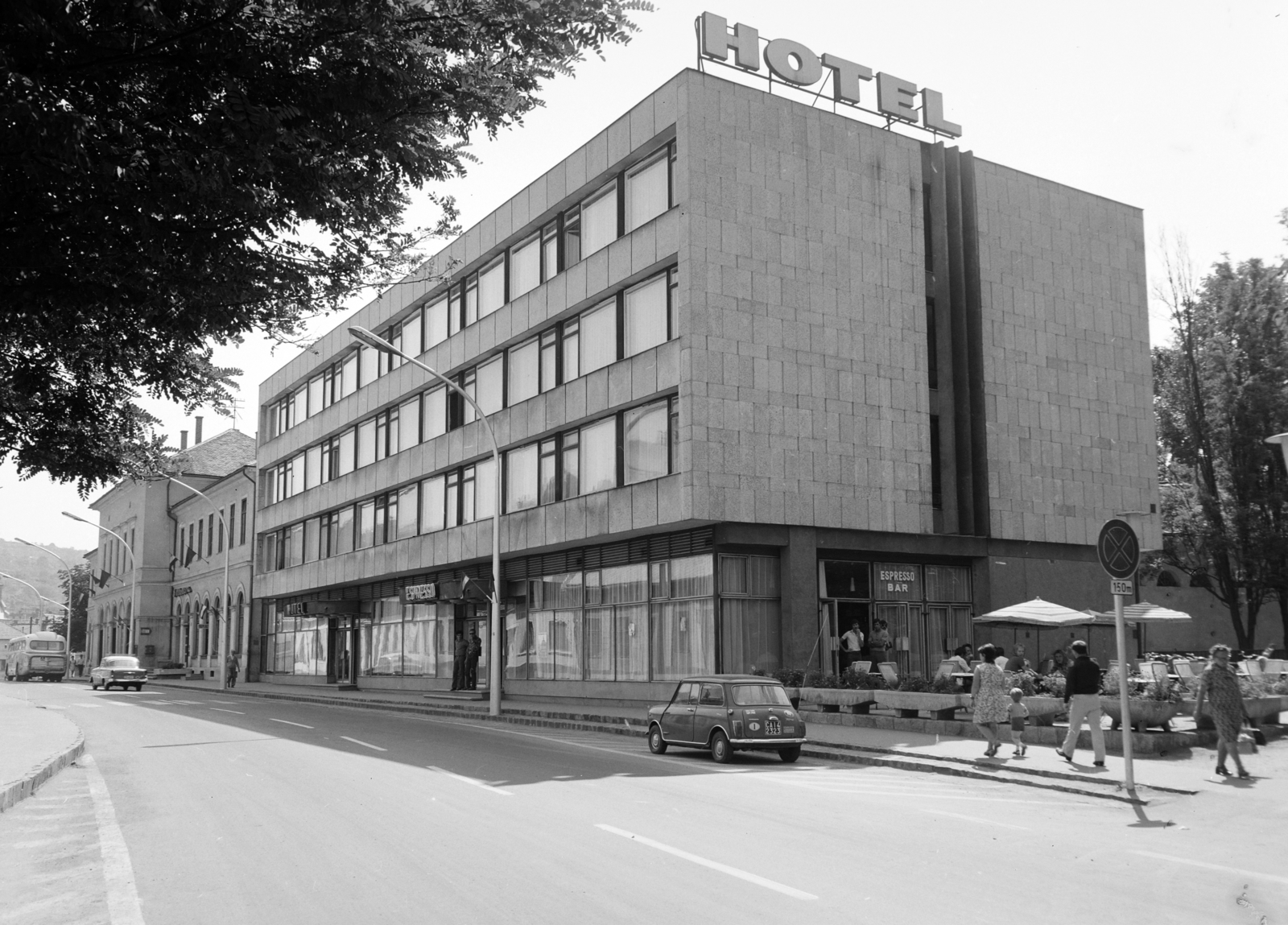 Magyarország, Esztergom, Bajcsy-Zsilinszky út (11-es főút) 14., Fürdő Hotel., 1973, FŐFOTÓ, szálloda, BMC Mini, Fortepan #215730