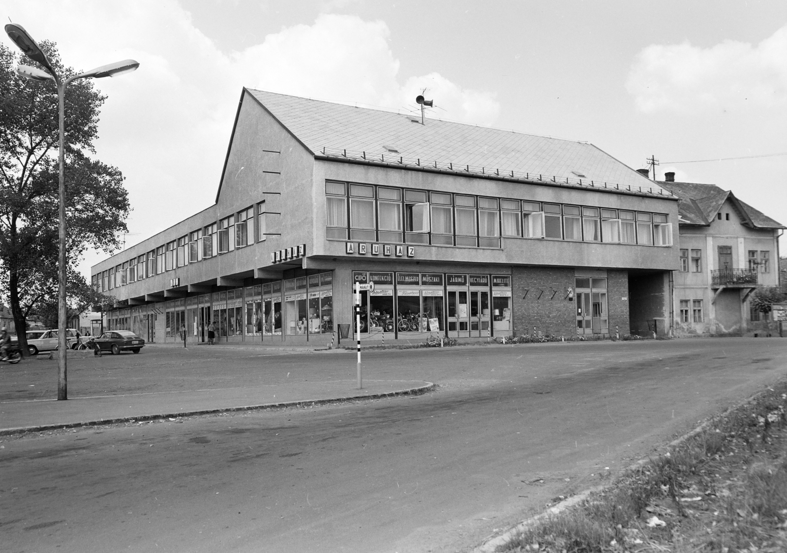Hungary, József Attila utca - Mansbarth utca sarok, Tanácsháza (később Községháza) és Áruház., 1973, FŐFOTÓ, store, Fortepan #215732