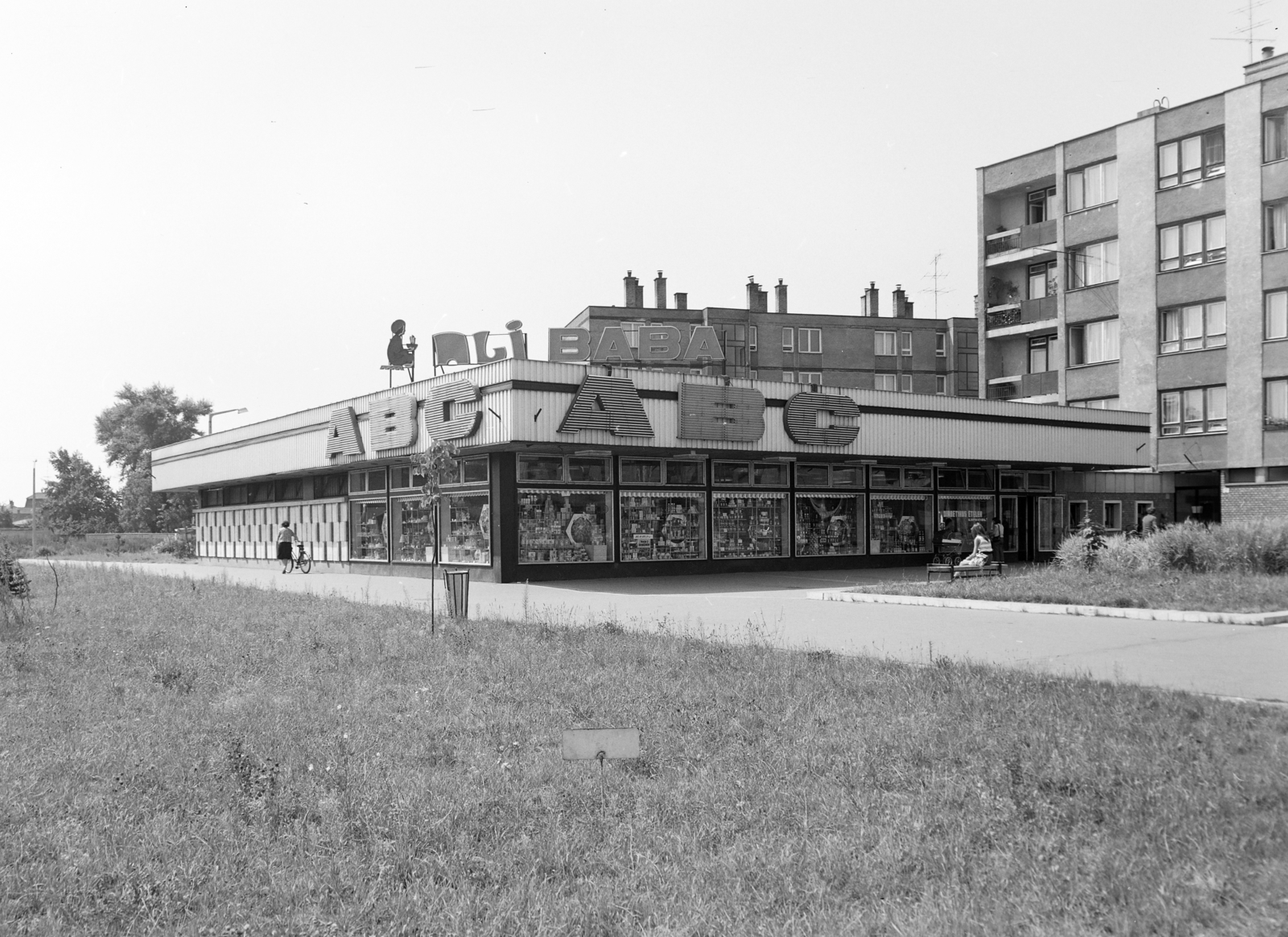 Hungary, Komarno, Igmándi út, az ABC mögött távolabb a Csokonai Vitéz Mihály utca melletti ház látszik., 1973, FŐFOTÓ, Fortepan #215734