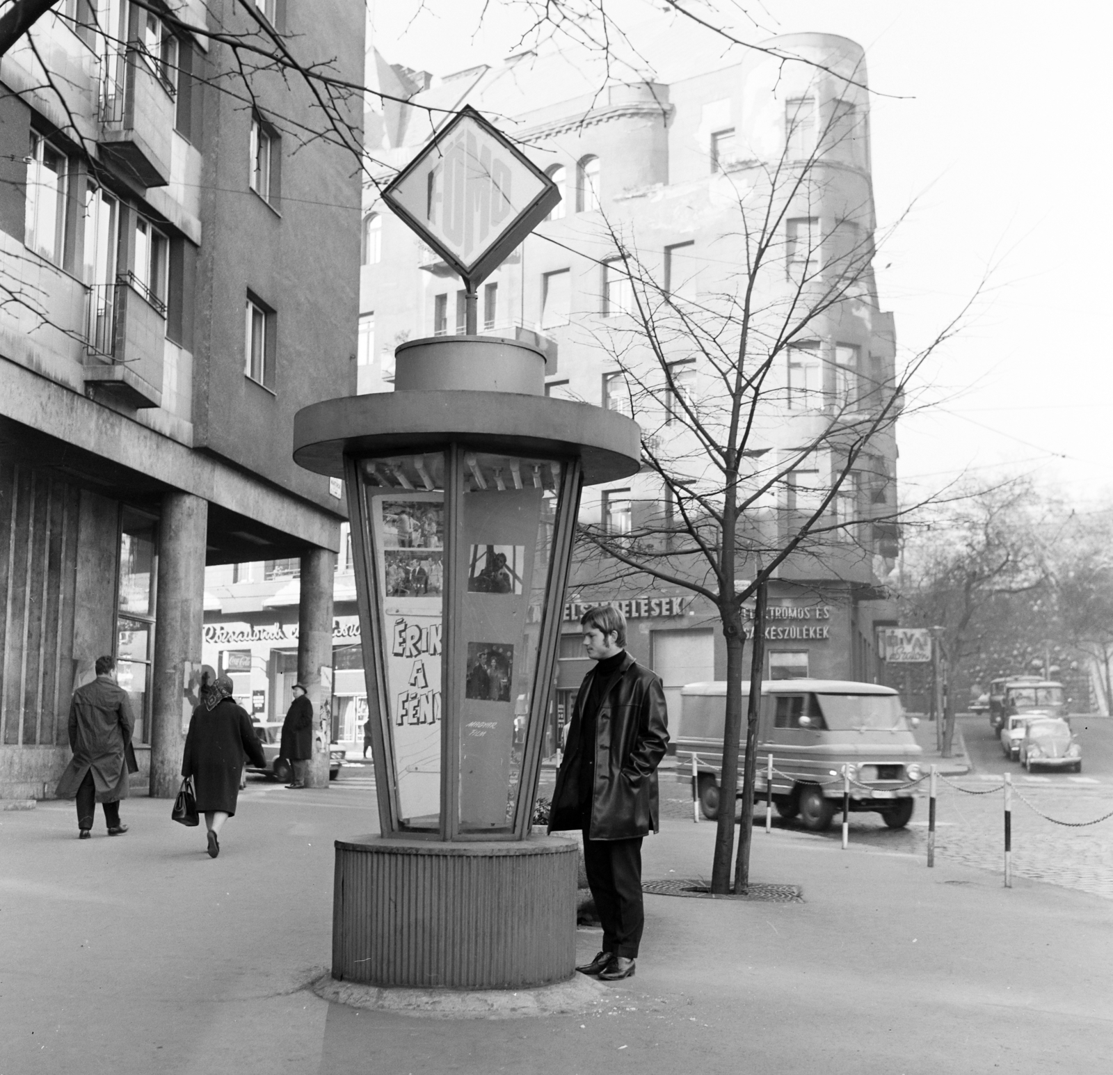 Hungary, Budapest II., Margit körút (Mártírok útja) a Margit utca felé nézve, a 8-10-es számú ház előtt a Fővárosi Moziüzemi Vállalat (FŐMO) által forgalmazott film hirdetése., 1973, FŐFOTÓ, Budapest, Zuk-brand, Fortepan #215737