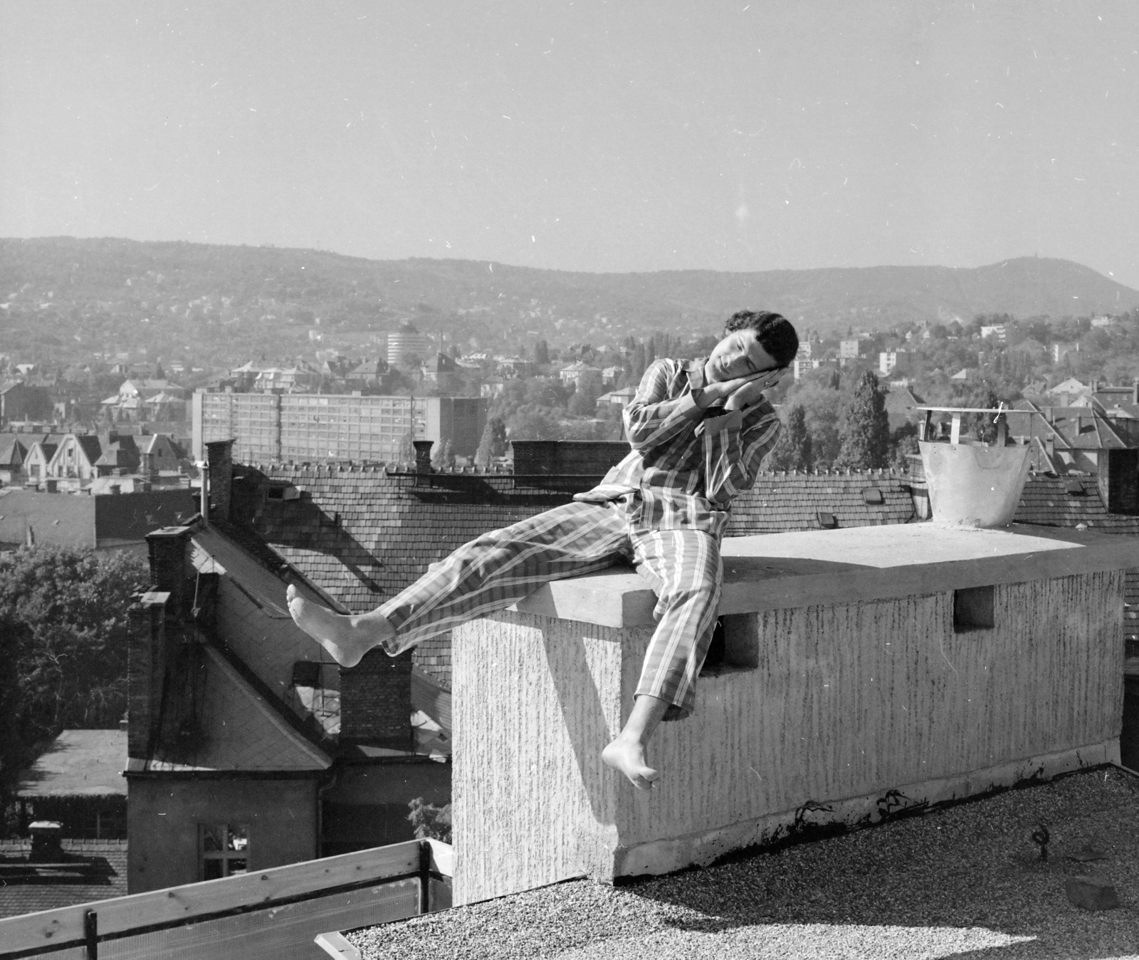 Hungary, Budapest II., a felvétel a Rózsahegy utca 4. számú ház lapostetőjén készült. Boross Ferenc manöken., 1973, FŐFOTÓ, Budapest, Fortepan #215756