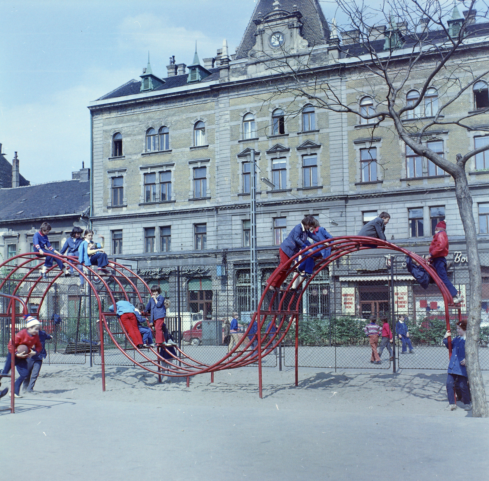 Hungary, Budapest VII., Klauzál téri játszótér, háttérben a vásárcsarnok., 1973, FŐFOTÓ, Budapest, Fortepan #215770