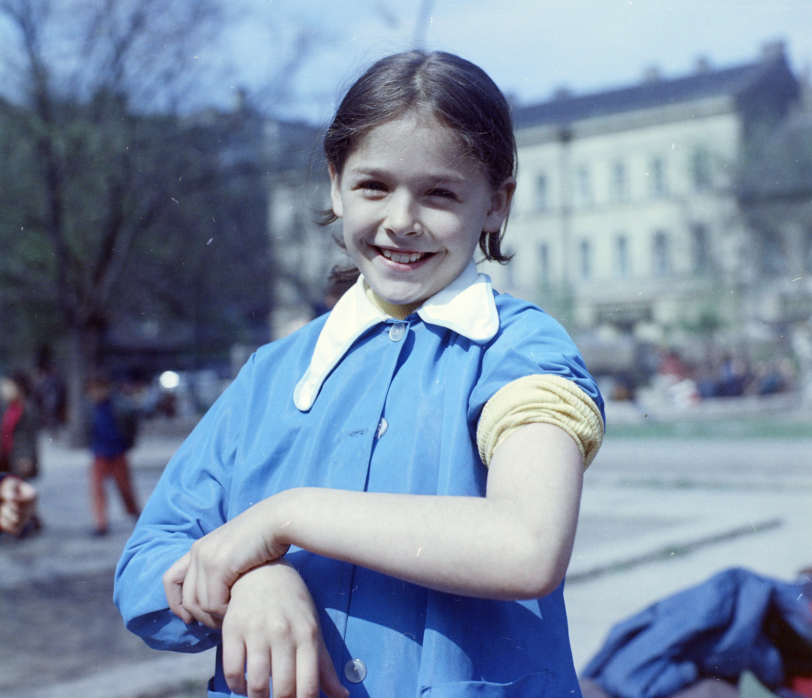Hungary, Budapest VII., Klauzál tér, játszótér., 1973, FŐFOTÓ, Budapest, smile, girl, school uniform, Fortepan #215772