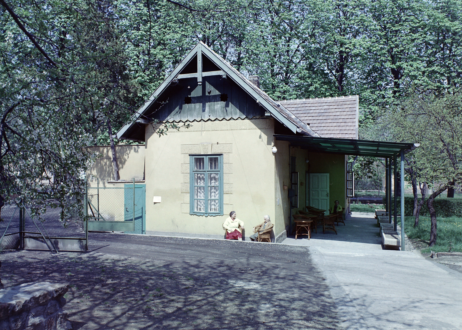 Magyarország, Budapest XII., Zugligeti út 58-60. szám alatti egykori Laszlovszky-major egyik épülete., 1973, FŐFOTÓ, színes, Budapest, Fortepan #215781