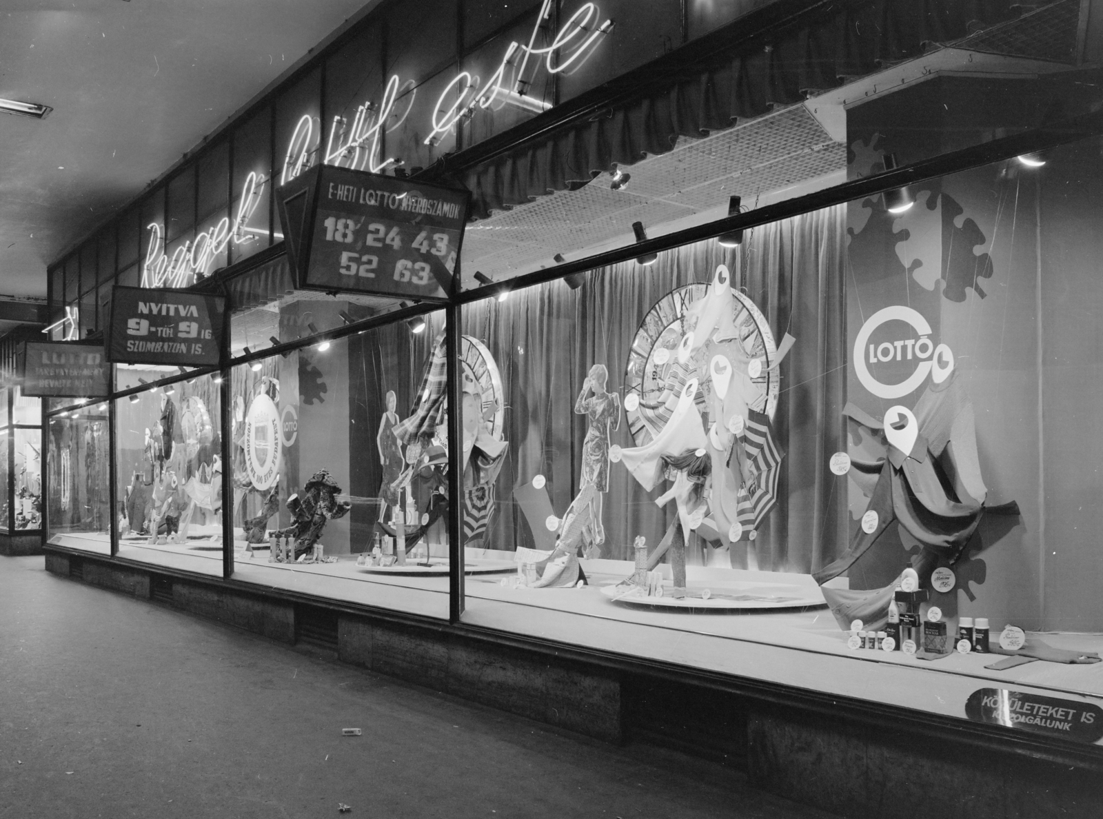 Magyarország, Budapest VII., Rákóczi út 36., a Lottó Áruház kirakata., 1973, FŐFOTÓ, Budapest, neon felirat, kirakat, Fortepan #215783