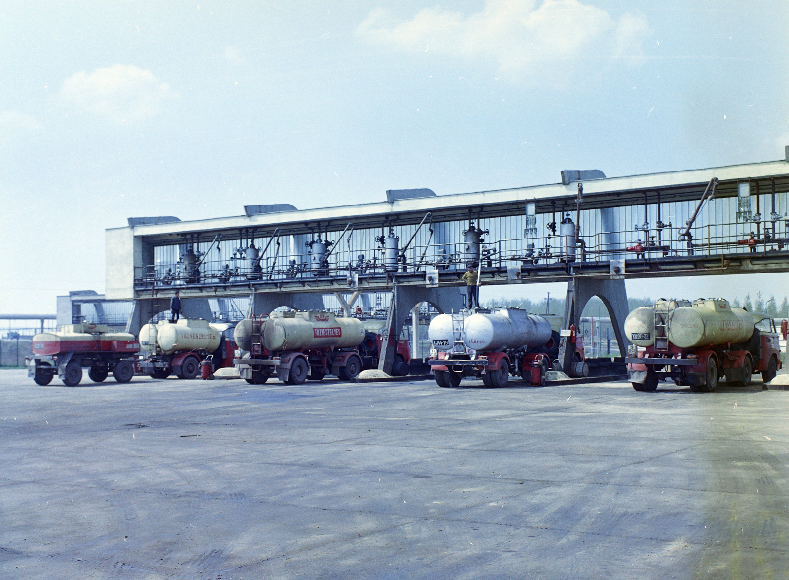 Hungary, Százhalombatta, a Dunai Kőolajipari Vállalat telephelyén tartálykocsikba töltik az üzemanyagot., 1973, FŐFOTÓ, colorful, Csepel-brand, tanker, Fortepan #215787