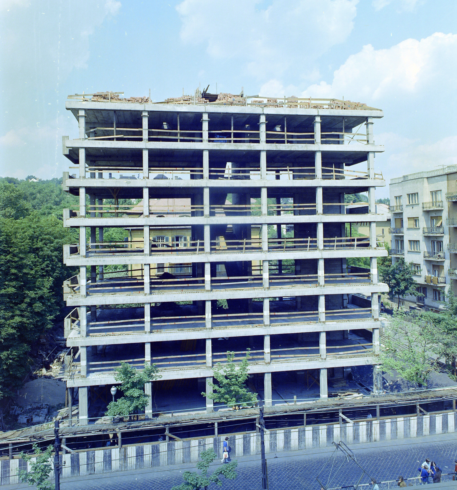 Hungary, Budapest XI., Villányi út, az épülő ház a Himfy utca sarkán áll., 1973, FŐFOTÓ, Budapest, colorful, Fortepan #215806