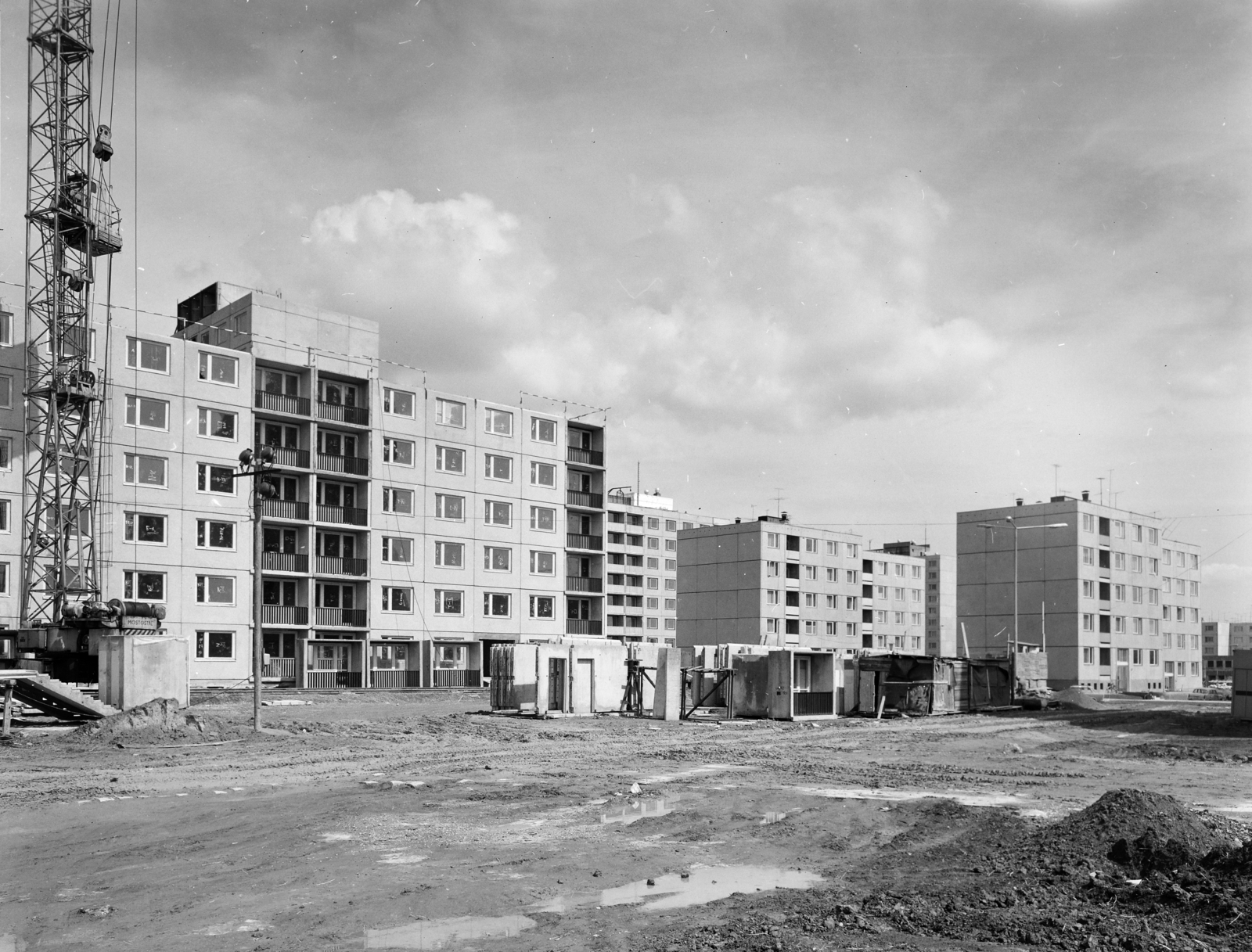 Hungary, Dunaújváros, Római városrész, balra az építés alatt álló Római körút 29. és 27. számú ház., jobbra a 22. és 24. számú ház., 1973, FŐFOTÓ, Fortepan #215816