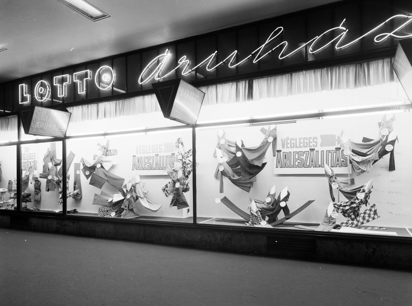 Hungary, Budapest VII., Rákóczi út 36., a Lottó Áruház kirakata., 1973, FŐFOTÓ, Budapest, neon sign, Show window, Fortepan #215845