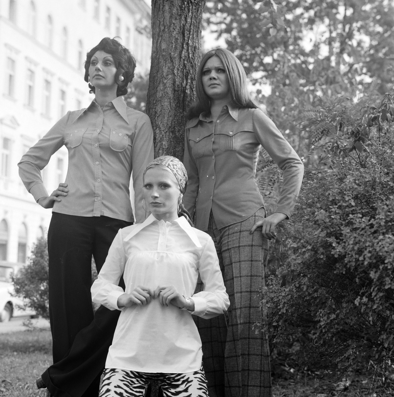 Hungary, Budapest V., Eötvös tér, háttérben az Apáczai Csere János utca. Elől Bakos Ilona, mögötte balra Saáry Éva manöken., 1973, FŐFOTÓ, Budapest, Fortepan #215851