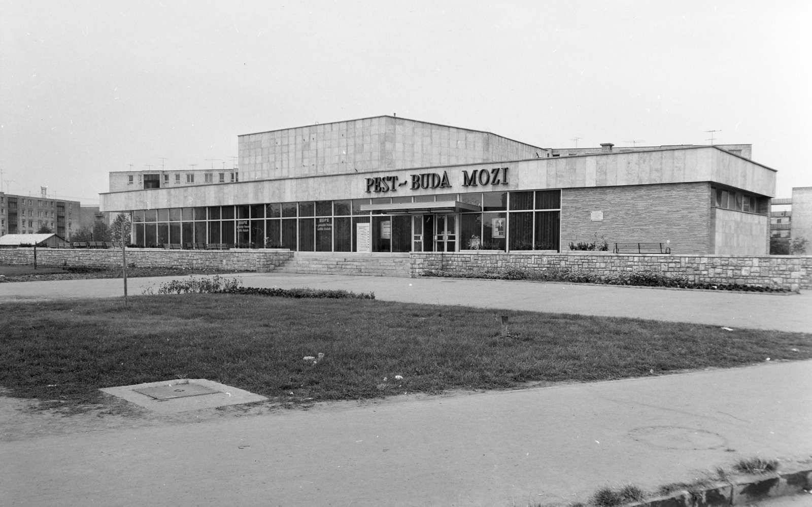 Hungary, Budapest IX., József Attila lakótelep, Dési Huber utca 25., Pest-Buda Mozi., 1973, FŐFOTÓ, building, movie theater, Budapest, Fortepan #215859