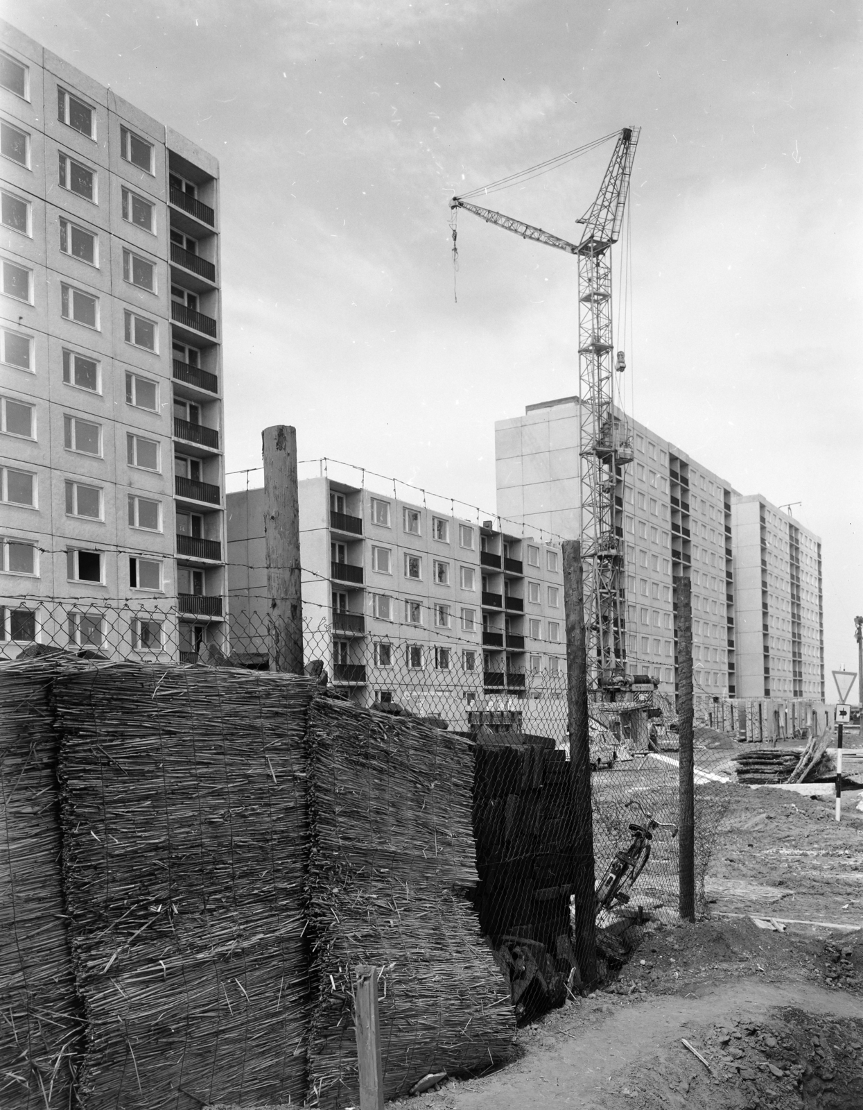 Hungary, Dunaújváros, Római városrész, a Római körúti építés alatt álló házsora., 1973, FŐFOTÓ, tower crane, Fortepan #215868