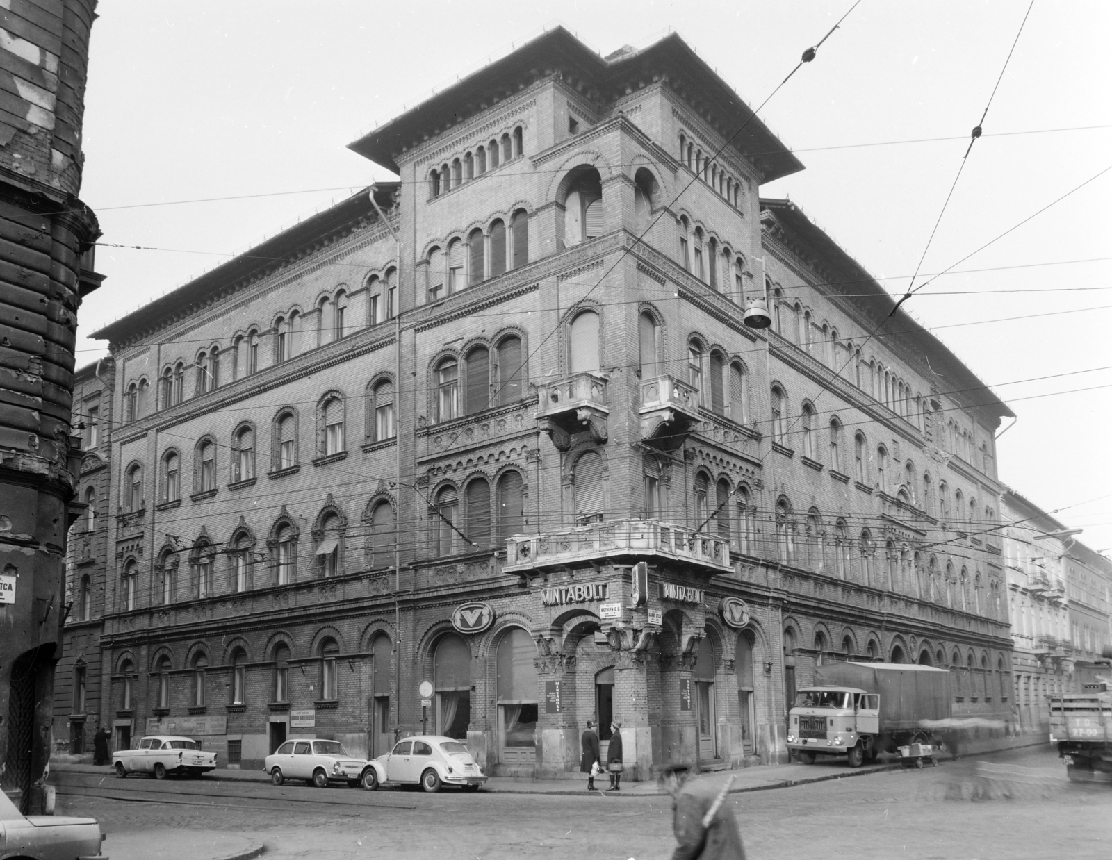 Hungary, Budapest VII., Bethlen Gábor utca - Garay utca sarok., 1973, FŐFOTÓ, Budapest, furniture shop, Volkswagen Beetle, Fortepan #215884