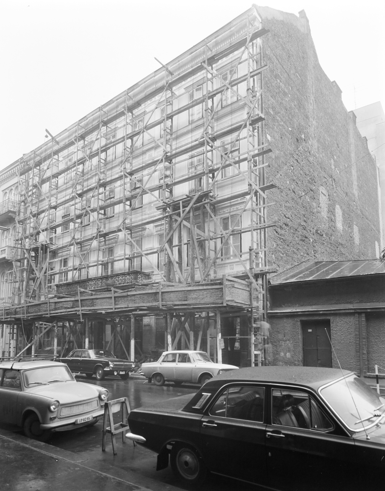 Magyarország, Budapest V., szemben felállványozva a Sas (Guszev) utca 15-ös számú ház., 1973, FŐFOTÓ, Budapest, Trabant 601, Fortepan #215920