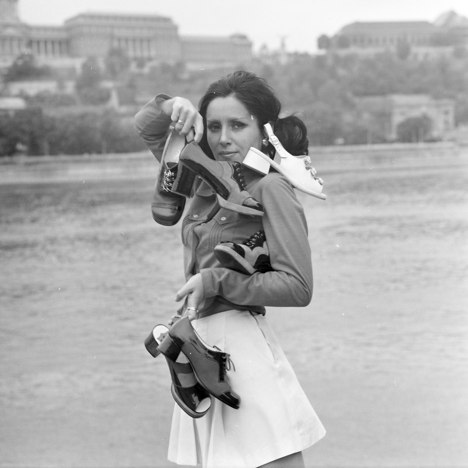 Magyarország, Budapest V.,Budapest I., pesti alsó rakpart, háttérben szemben a budai Vár. Puszta Gréti manöken., 1973, FŐFOTÓ, Budapest, Fortepan #215937
