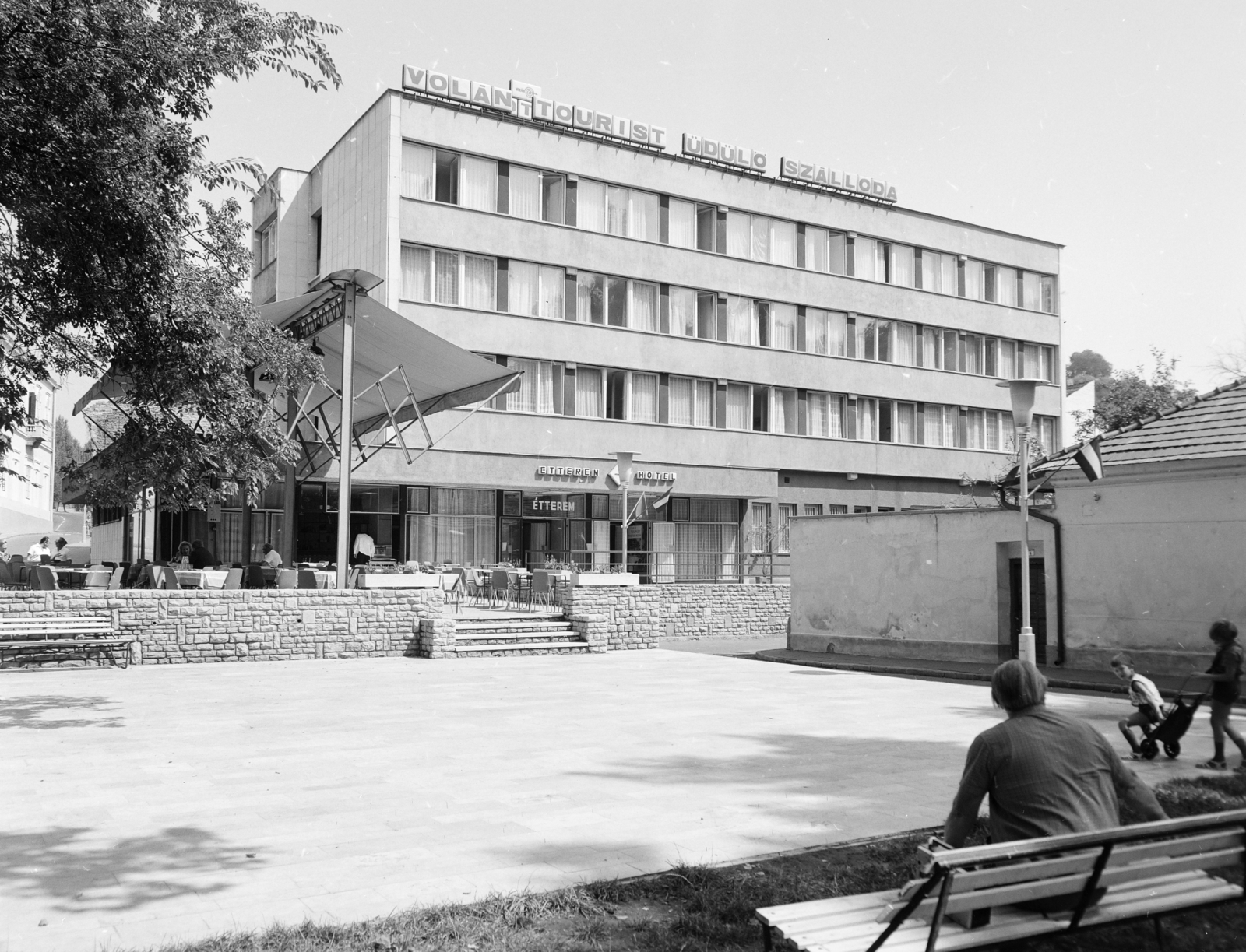 Magyarország, Esztergom, a Volán Szálló a Kis-Duna part felől fotózva. később érseki papnevelde., 1973, FŐFOTÓ, Fortepan #215942