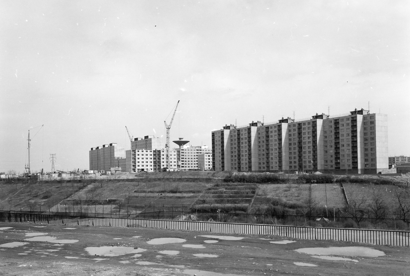 Magyarország, Dunaújváros, látkép a Bástya utca felől, háttérben az épülő Római városrész, jobbra a Római körút 17-25., 1973, FŐFOTÓ, Fortepan #215943