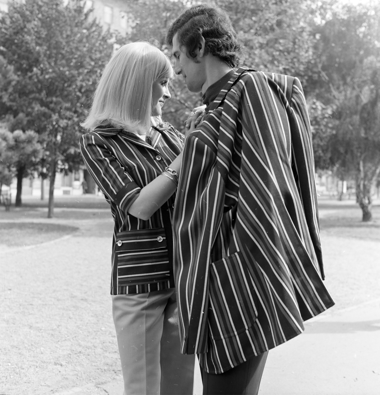 Magyarország, Budapest V., Eötvös tér, Bodó Sztenya és Boross Ferenc manökenek., 1973, FŐFOTÓ, Budapest, csíkos ruha, Fortepan #215960