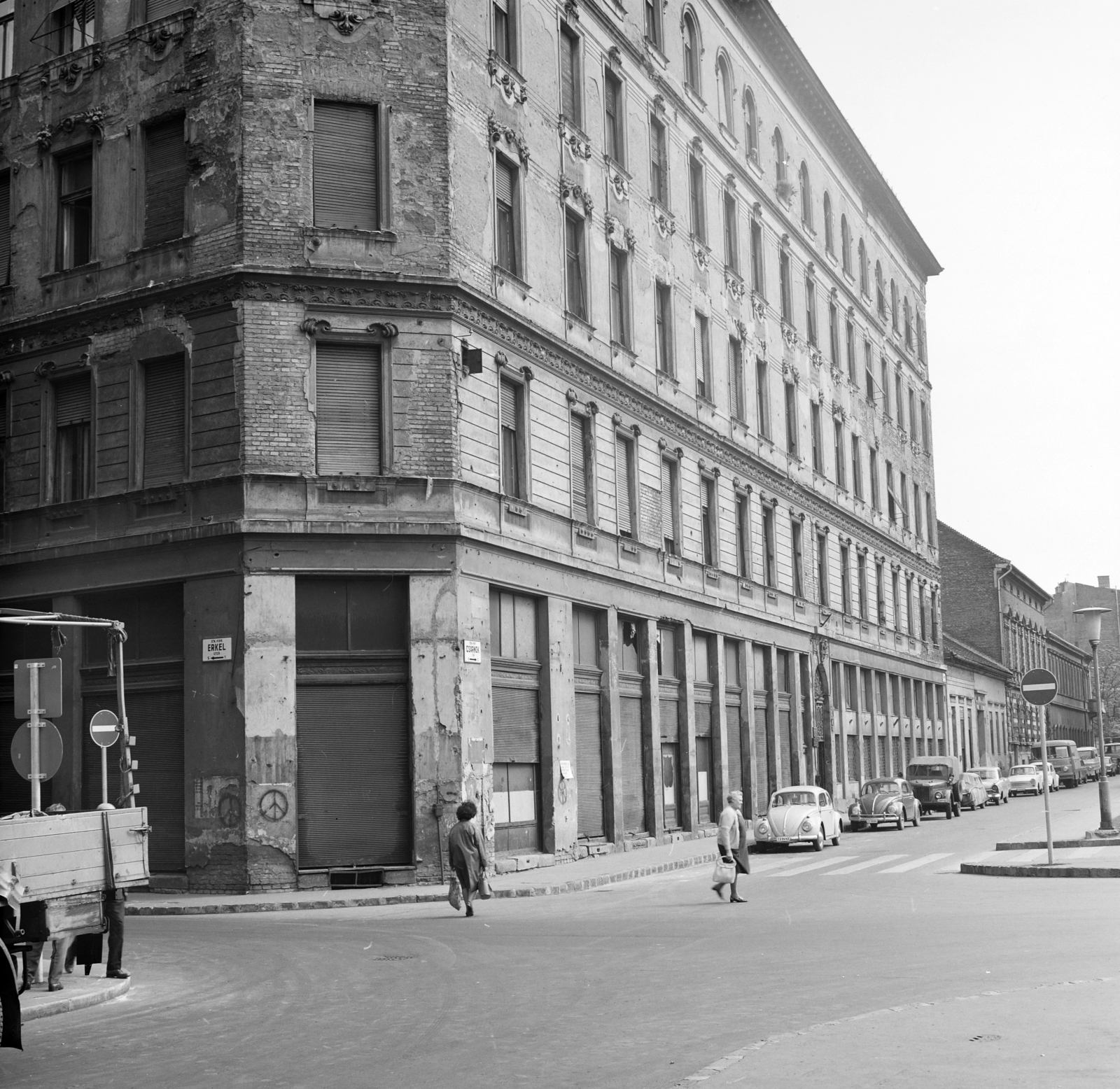 Magyarország, Budapest IX., Csarnok tér 3-4., balra az Erkel utca., 1973, FŐFOTÓ, Budapest, Volkswagen Bogár, Volkswagen-márka, Fortepan #215964