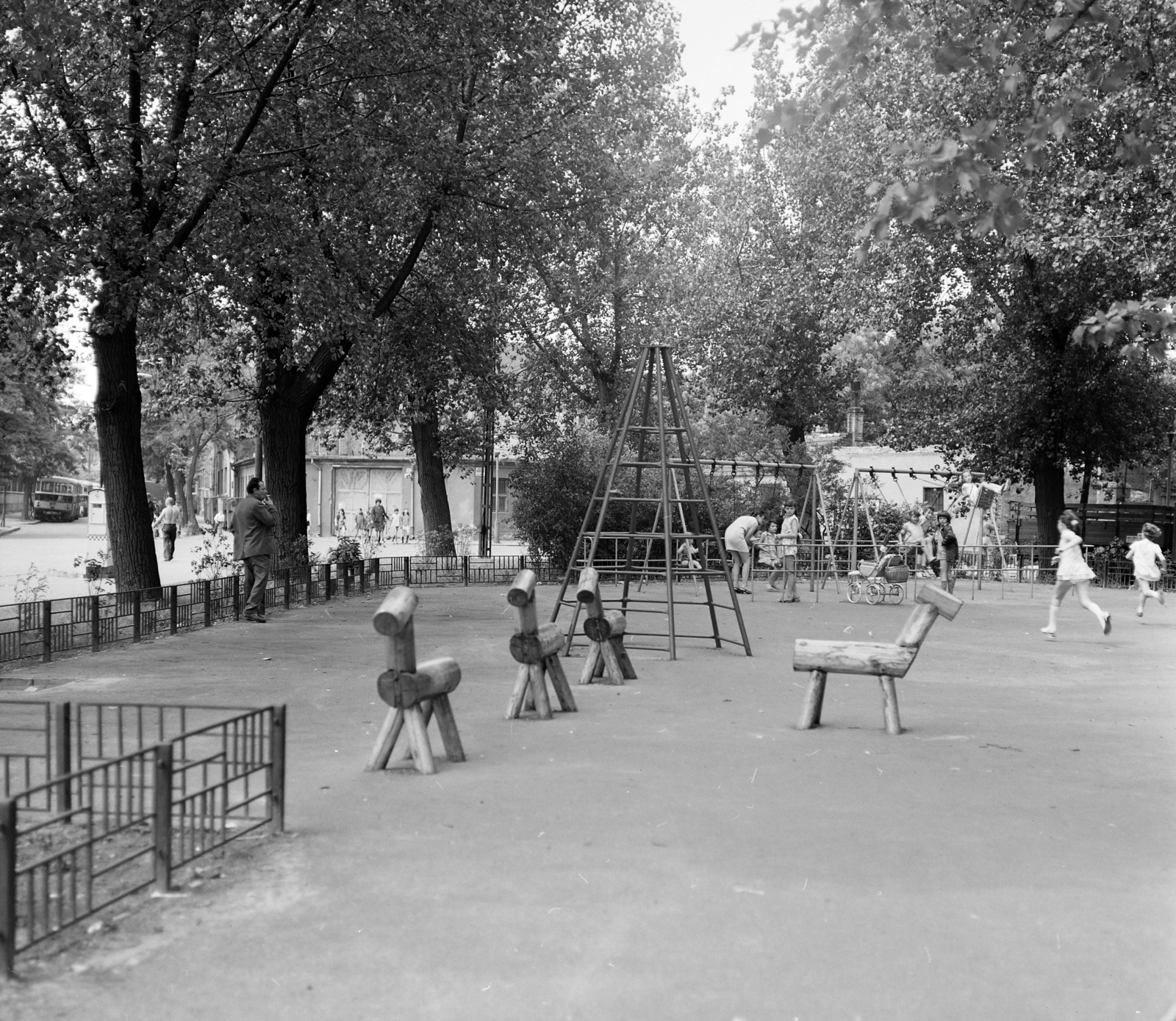 Hungary, Budapest XIII., Béke tér, játszótér. Háttérben balra a Csata utca, szemben a Szegedi út., 1972, FŐFOTÓ, Budapest, playground, monkey bar, hobby horse, Fortepan #215973