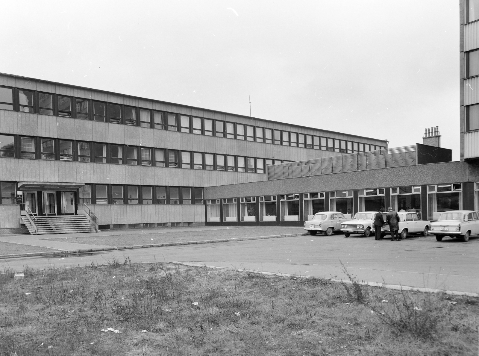 Magyarország, Budapest X., Üllői út 114-116., Posta Oktatási Központ, a kép jobb szélén a Postás munkásszálló épületének sarka látszik., 1973, FŐFOTÓ, Budapest, posta, Fortepan #215989